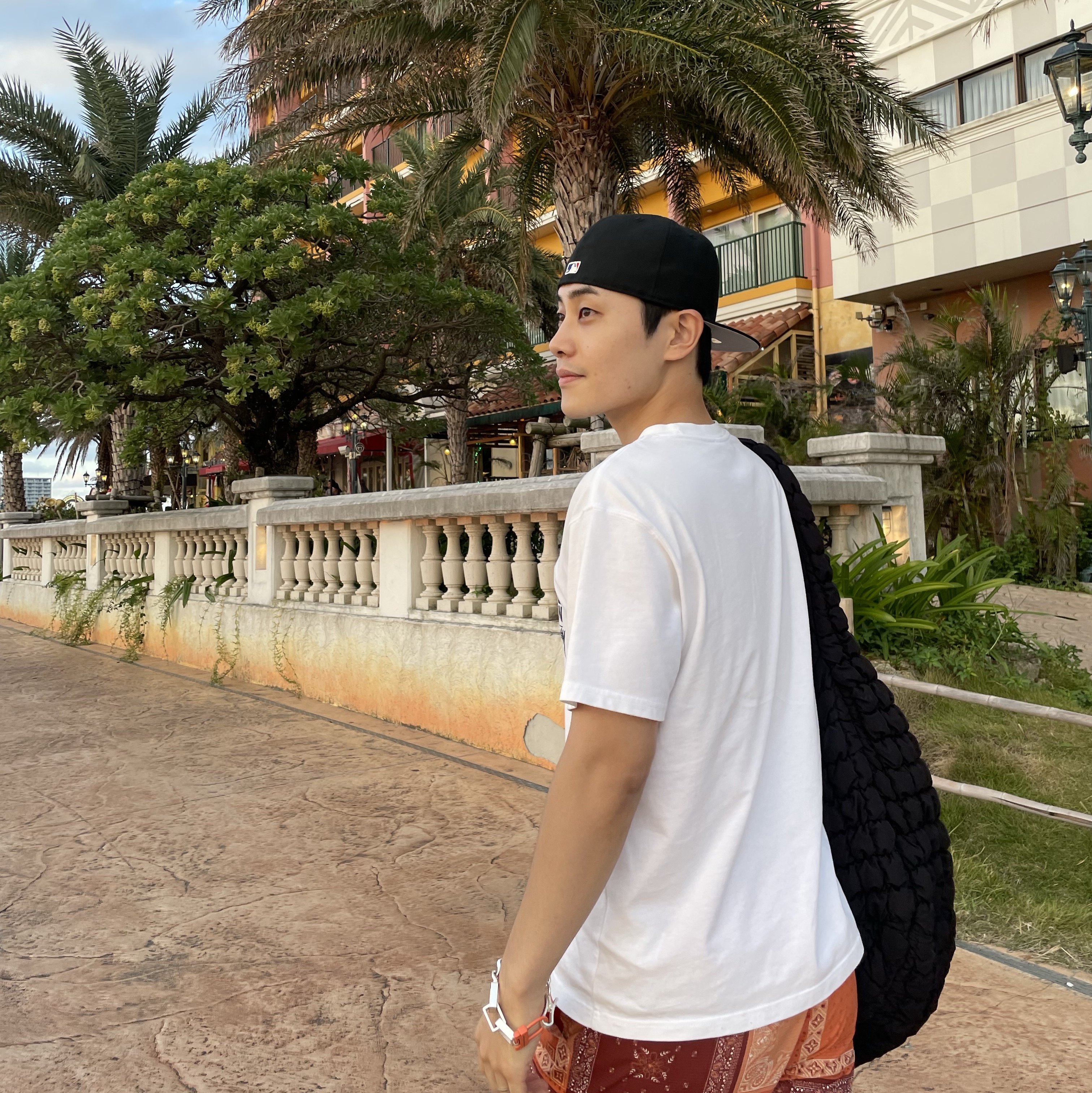 Essentials x New Era Sized Cap Black, COS Quilted Oversized Shoulder Bag Black 착용 스타일 - 2
