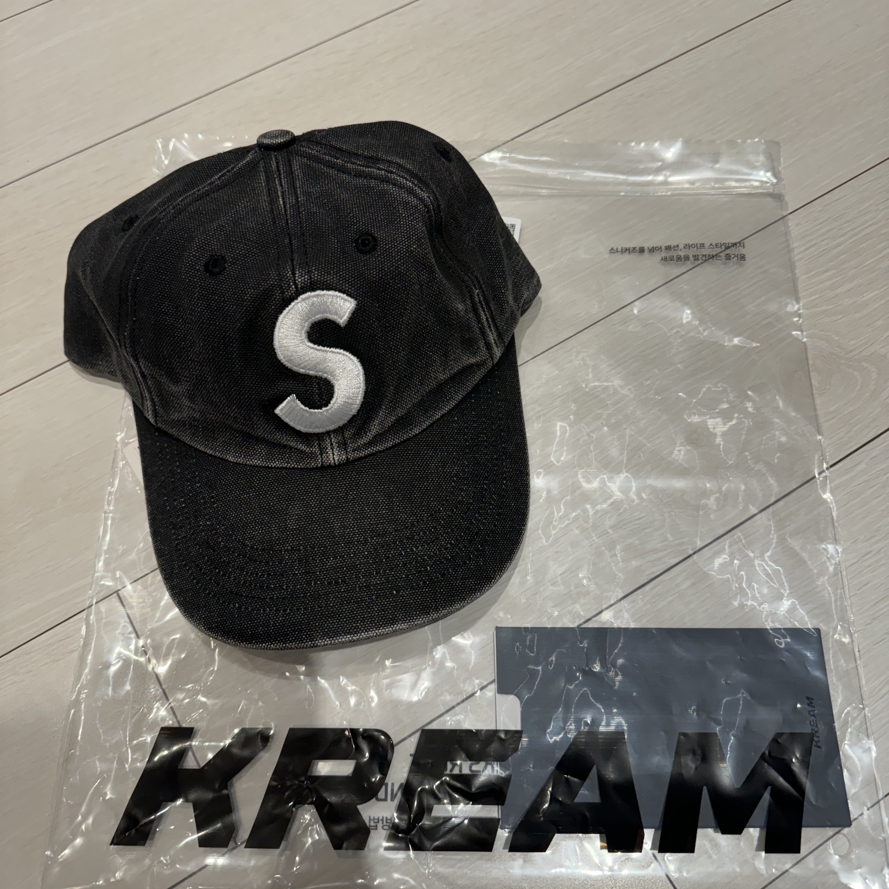 Supreme Pigment Canvas S Logo 6-Panel Black - 23SS 착용 스타일