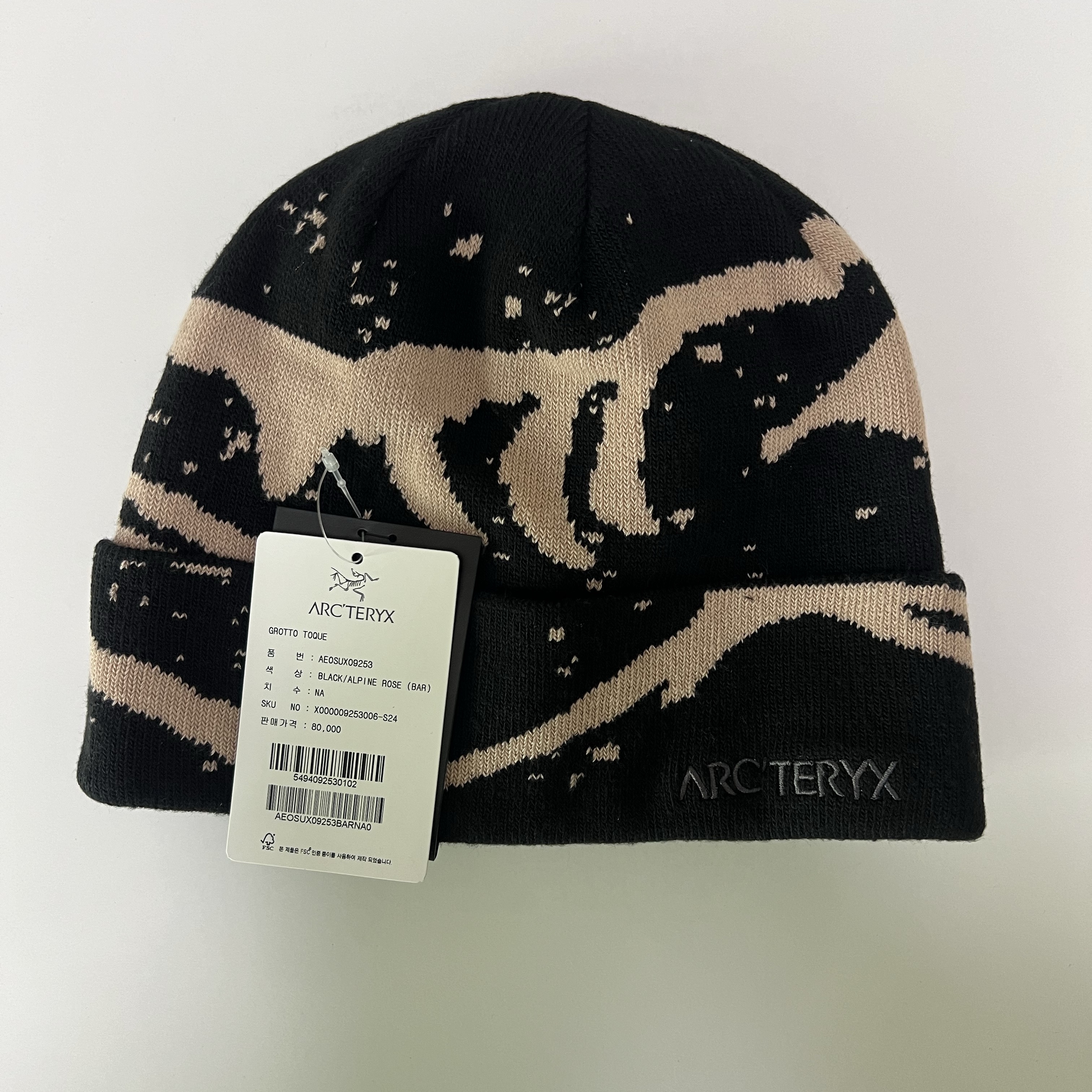 Arc'teryx Grotto Toque Black Alpine Rose 착용 스타일