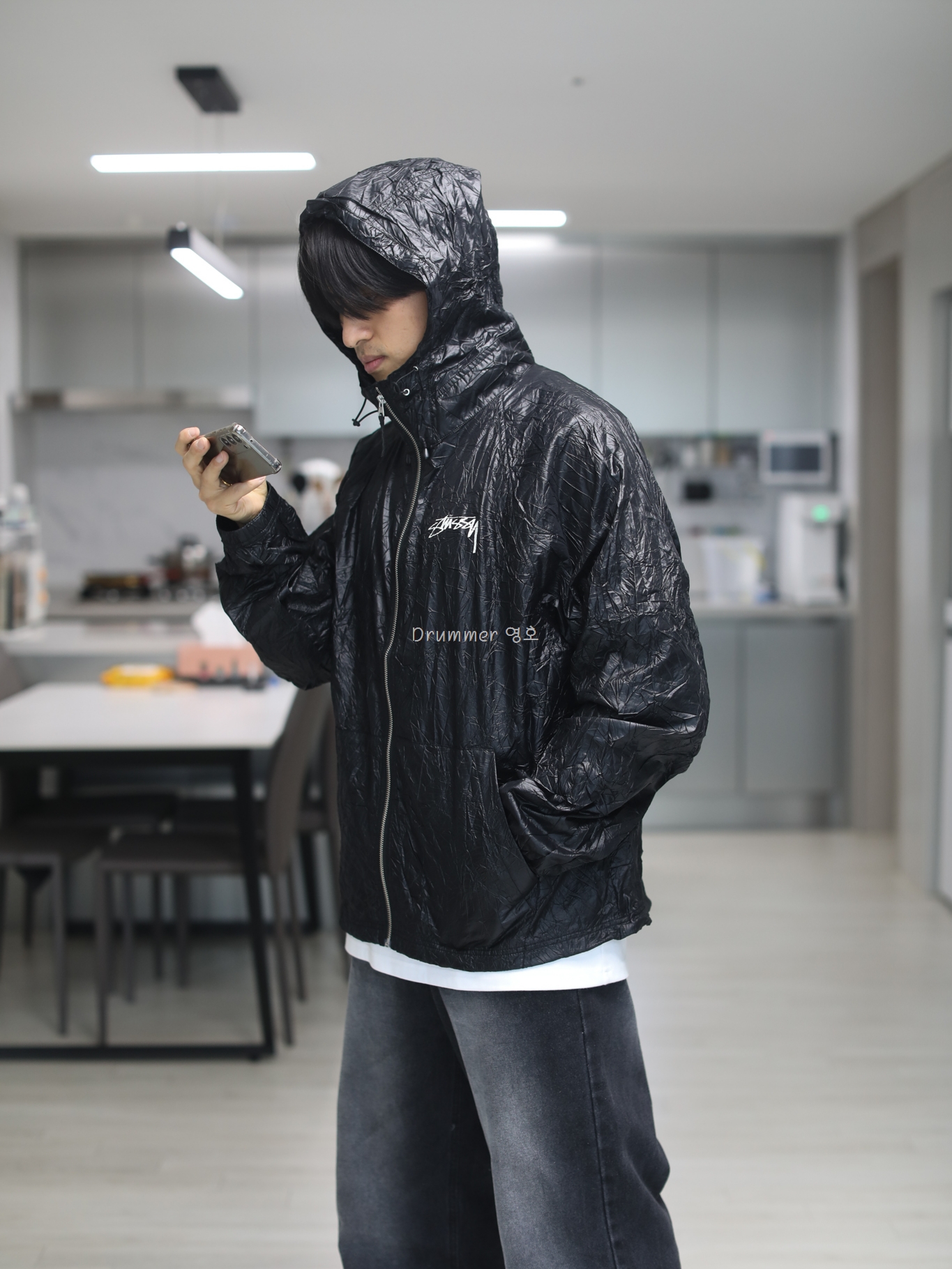 Stussy Beach Shell Wrinkled Nylon Jacket Black 착용 스타일 - 1