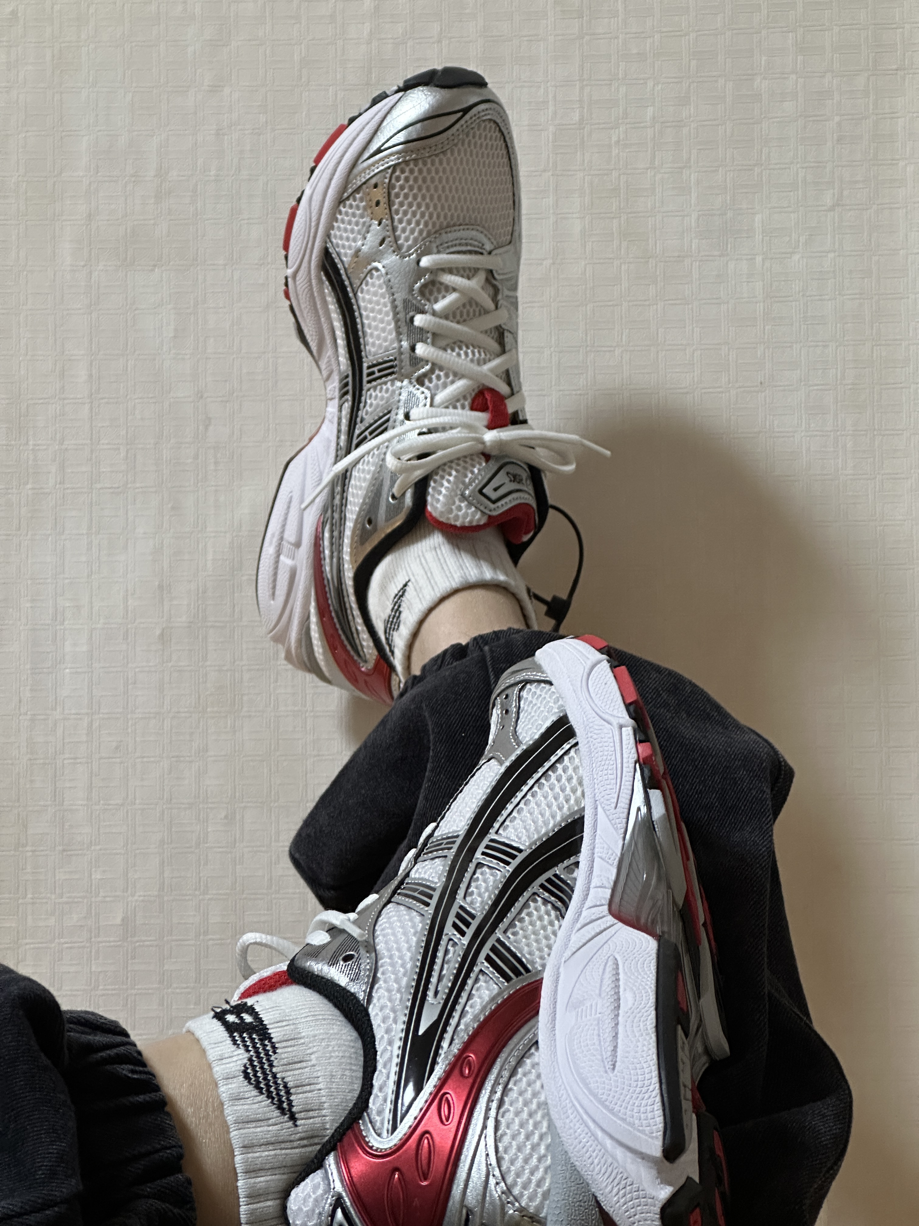 Asics Gel-Kayano 14 White Classic Red 착용 스타일 - 1