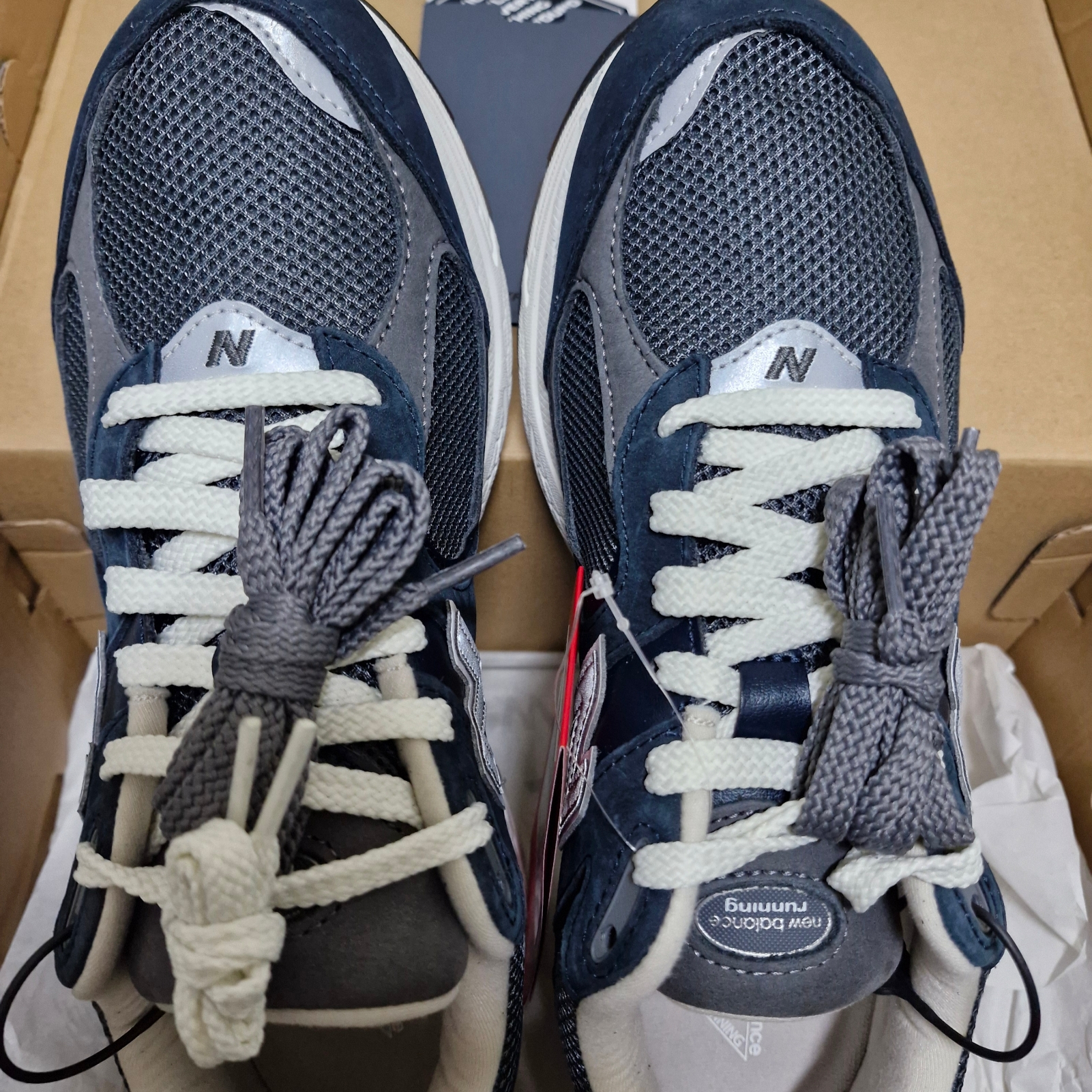 New Balance 2002R Premium Vintage Navy Grey 착용 스타일
