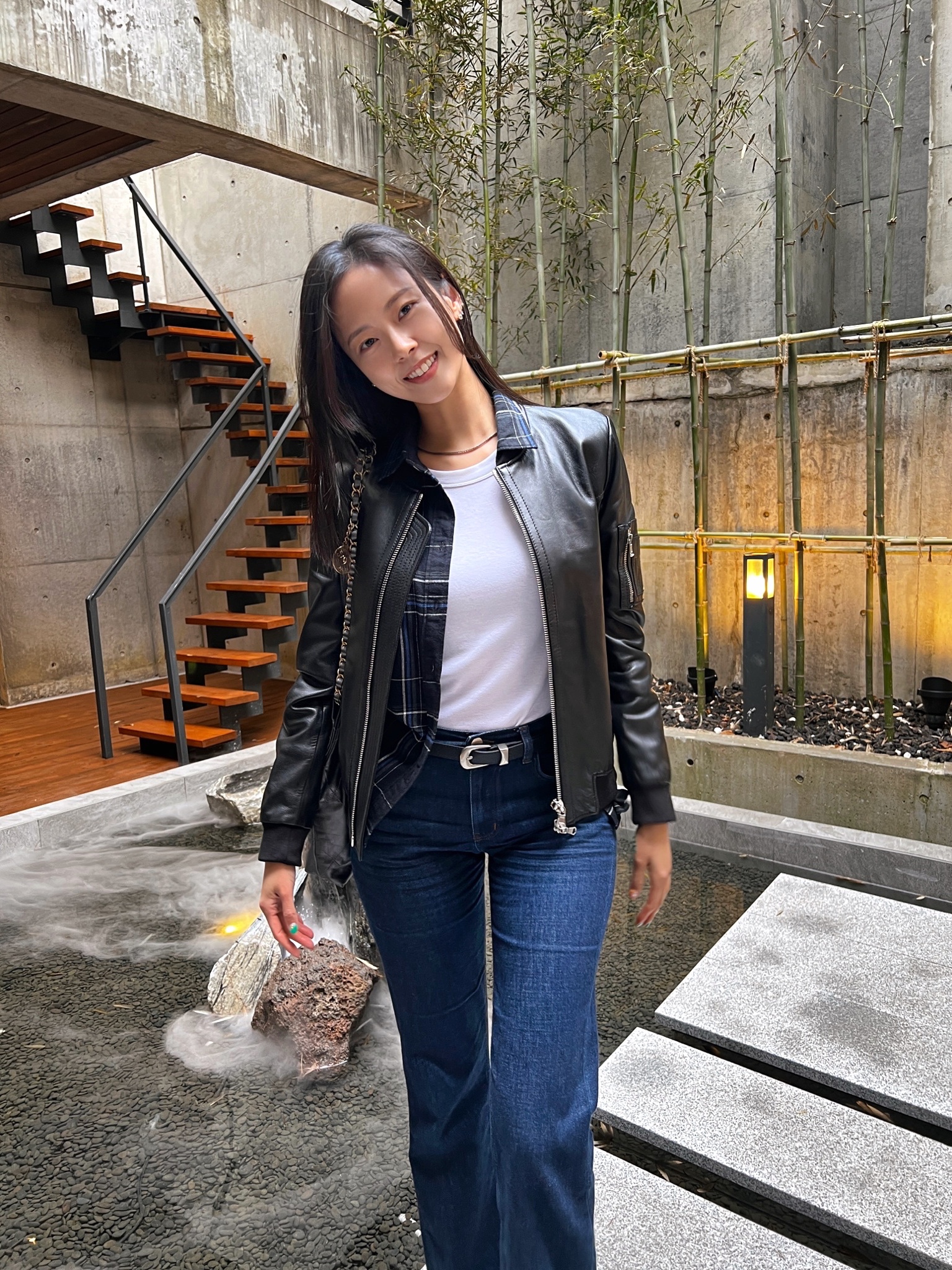 New Balance 2002R Grey, Chanel 22 Medium Handbag Shiny Calfskin & Gold Black 착용 스타일 - 5