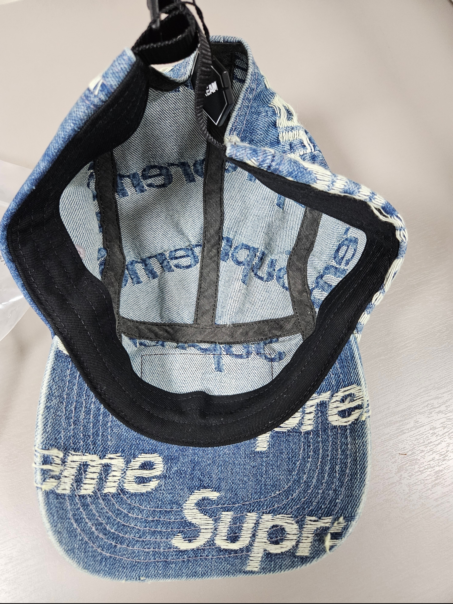 Supreme Frayed Logos Denim Camp Cap Blue - 21SS, Supreme Military Camp Cap Olive Camo - 23SS 착용 스타일 - 5