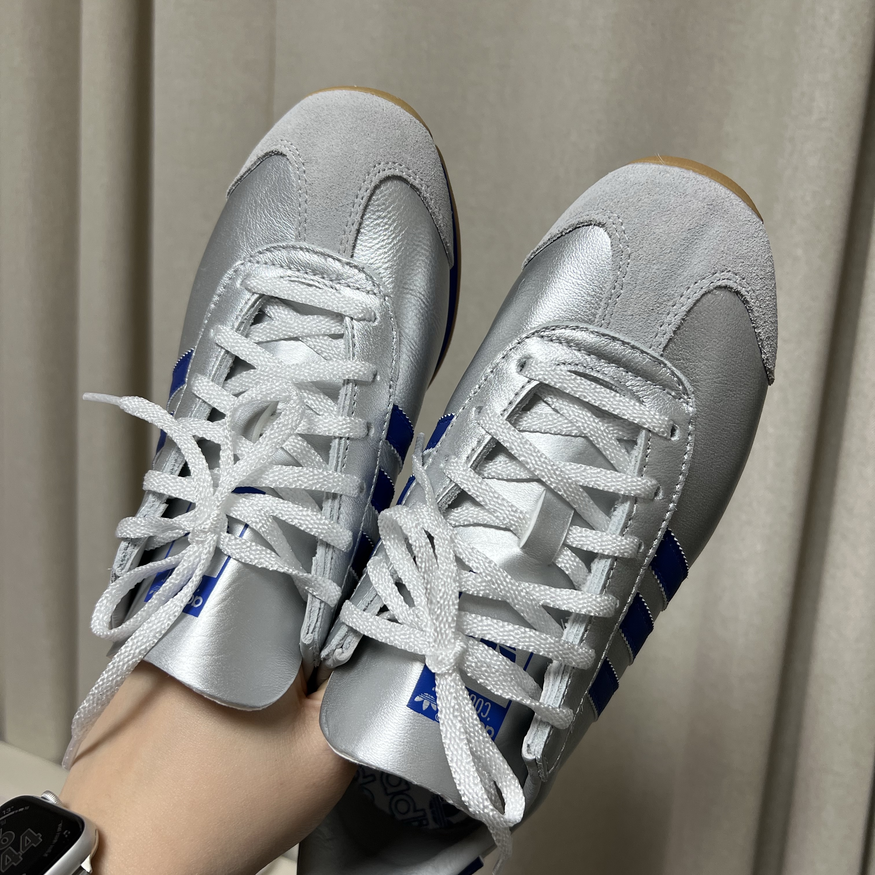 Adidas Country OG Matte Silver Bright Blue 착용 스타일