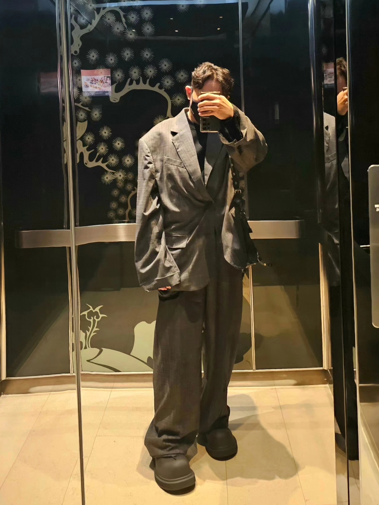 Balenciaga Skater Tailored Blazer Grey, (W) Balenciaga Shredded Tailored Pants Grey 착용 스타일 - 4