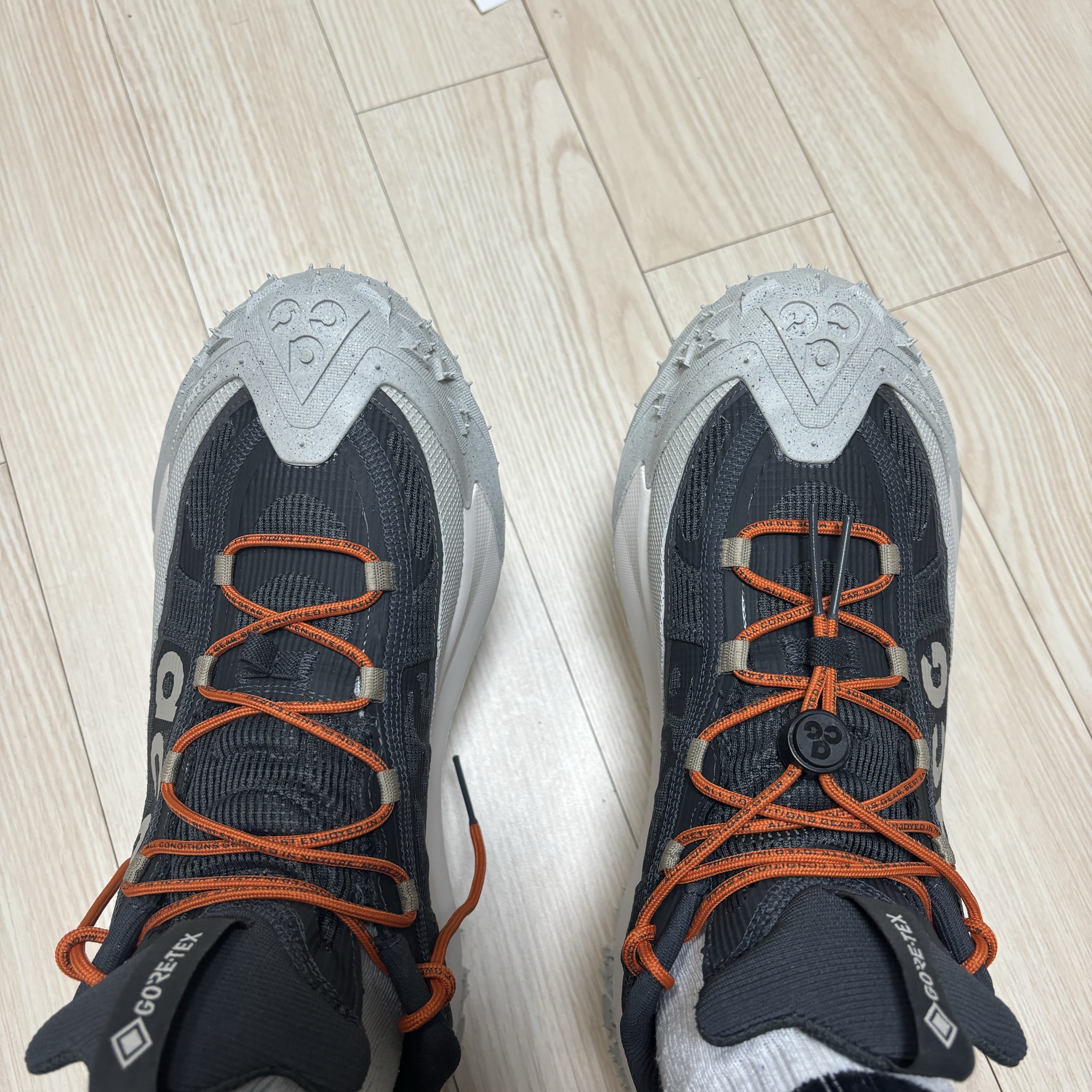 Nike ACG Mountain Fly Low Gore-Tex Dark Smoke Grey 착용 스타일 - 4