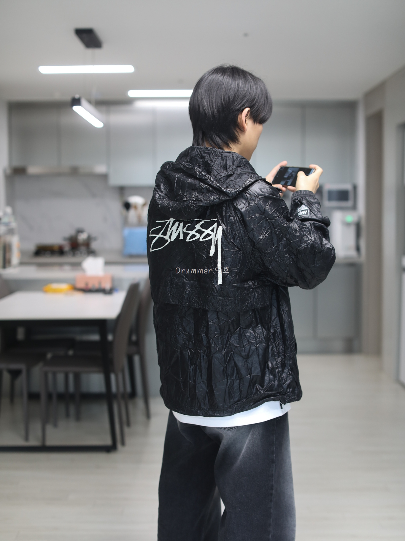 Stussy Beach Shell Wrinkled Nylon Jacket Black 착용 스타일 - 2