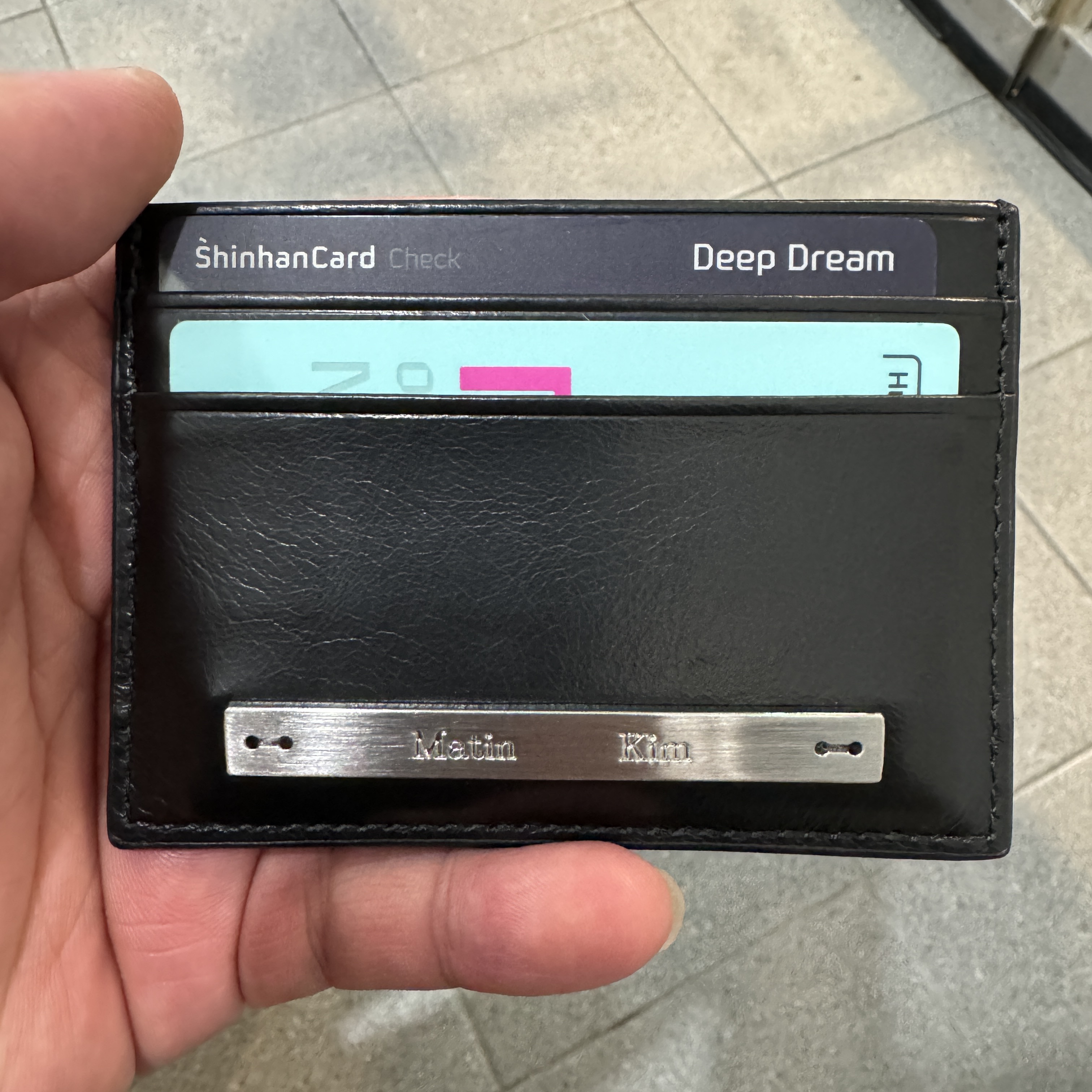 Matin Kim Vintage Card Wallet Black 착용 스타일