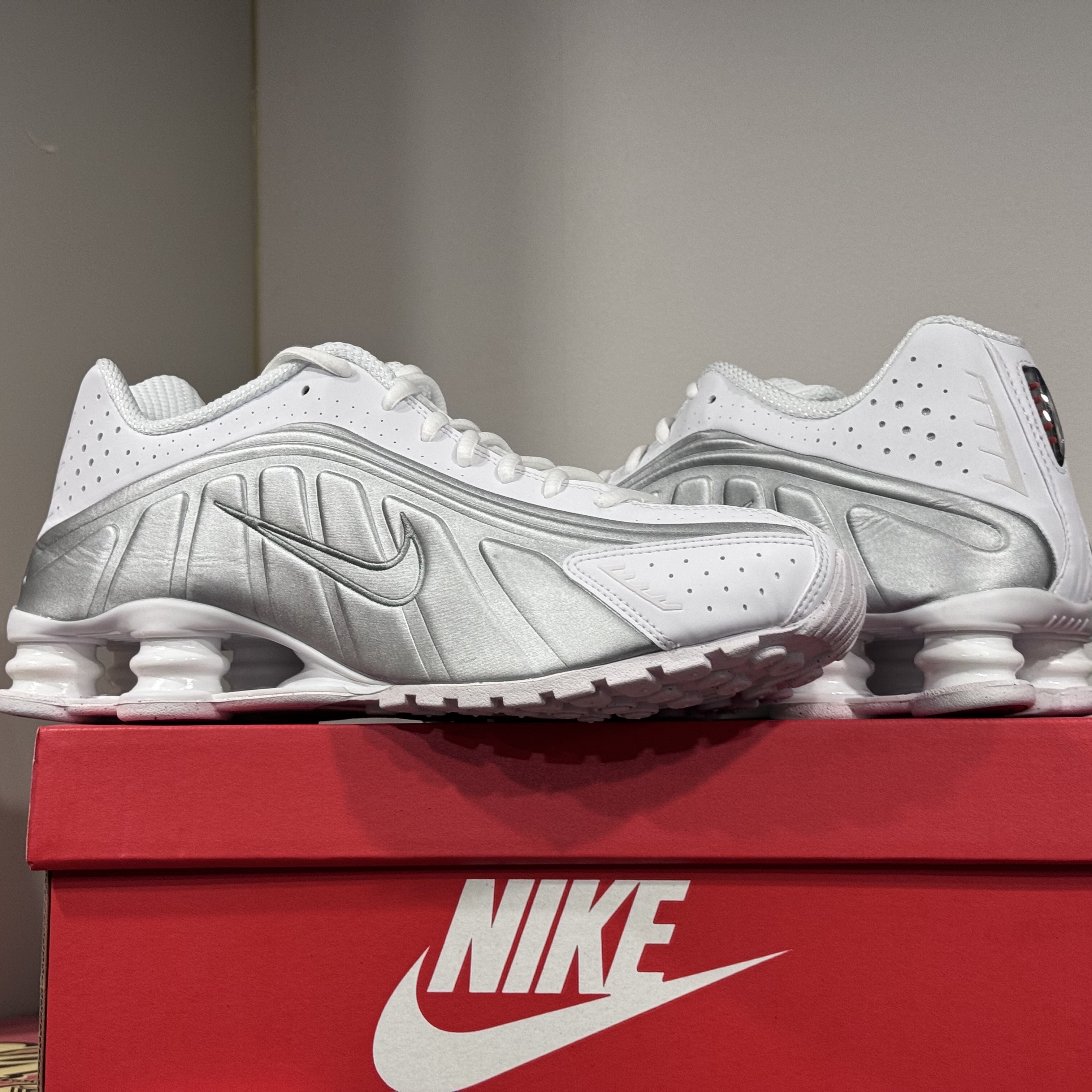 (W) Nike Shox R4 White Metallic Silver 착용 스타일 - 1
