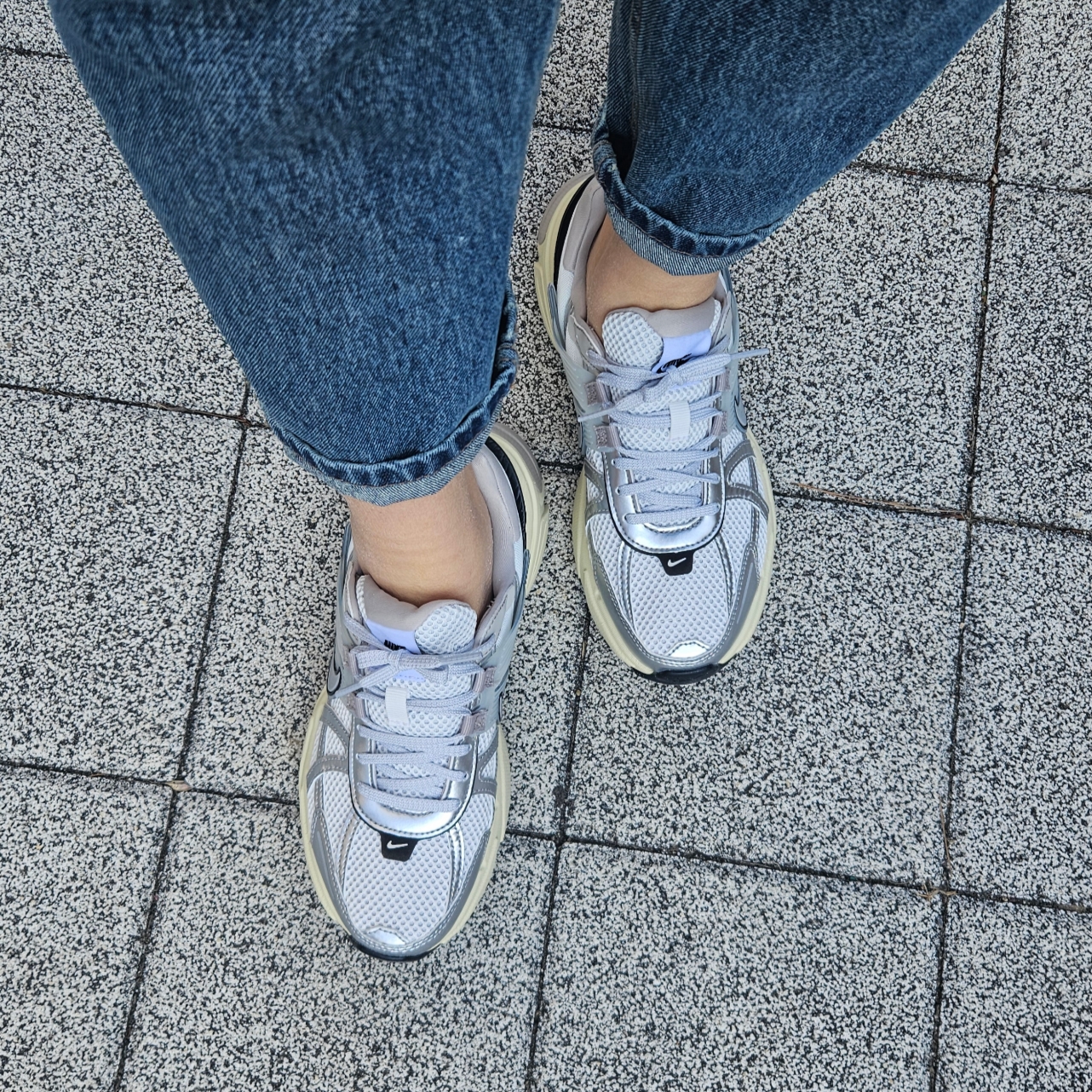 Nike V2K Run Summit White Metallic Silver 착용 스타일