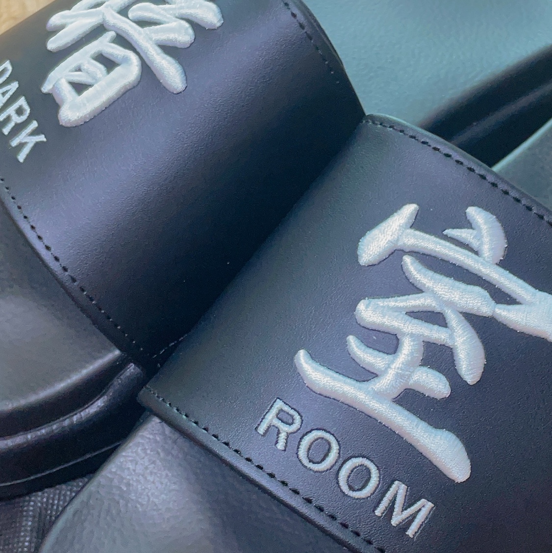 Darkr8m Studio Slides Black 착용 스타일 - 2