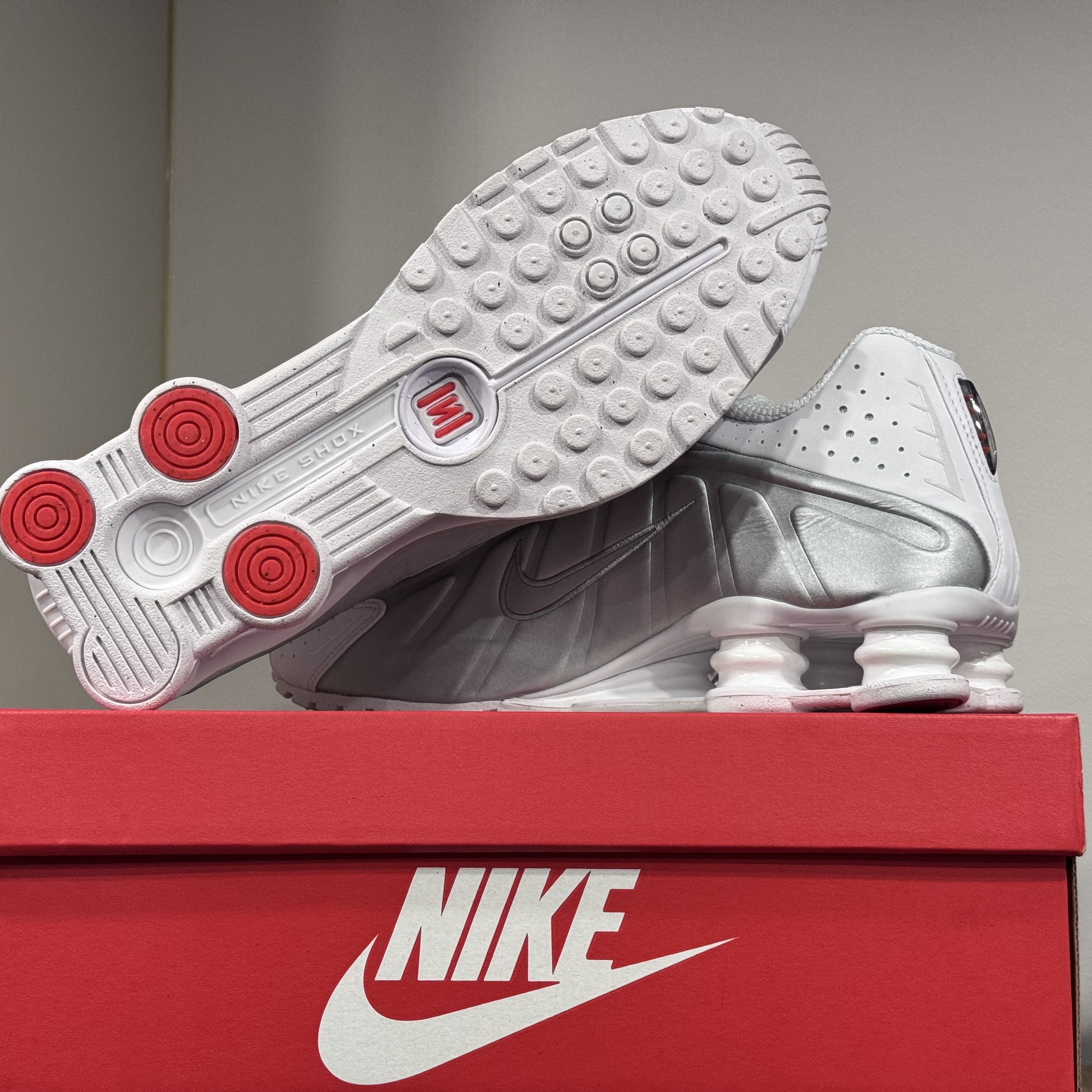 (W) Nike Shox R4 White Metallic Silver 착용 스타일 - 2