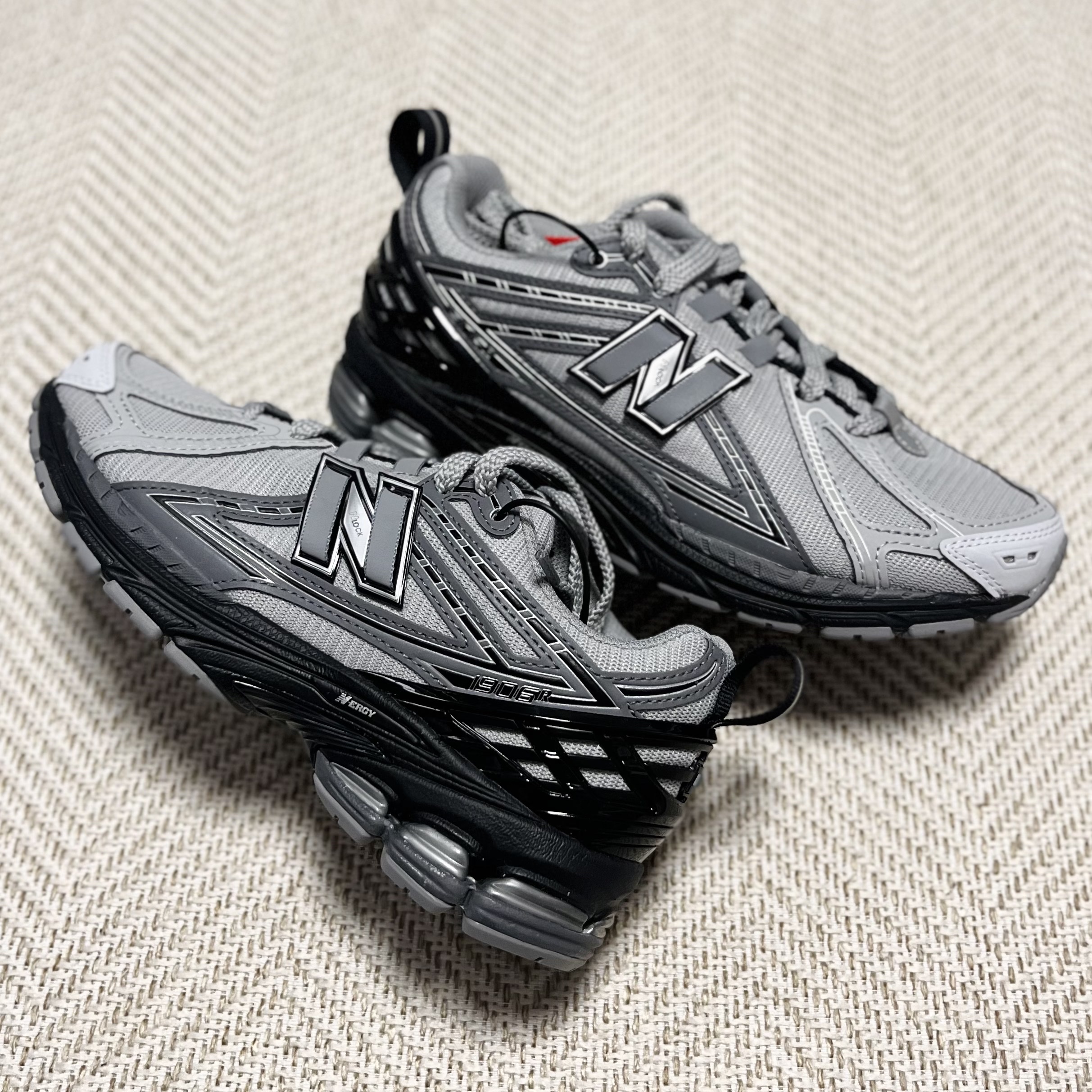 New Balance 1906R Grey Black 착용 스타일