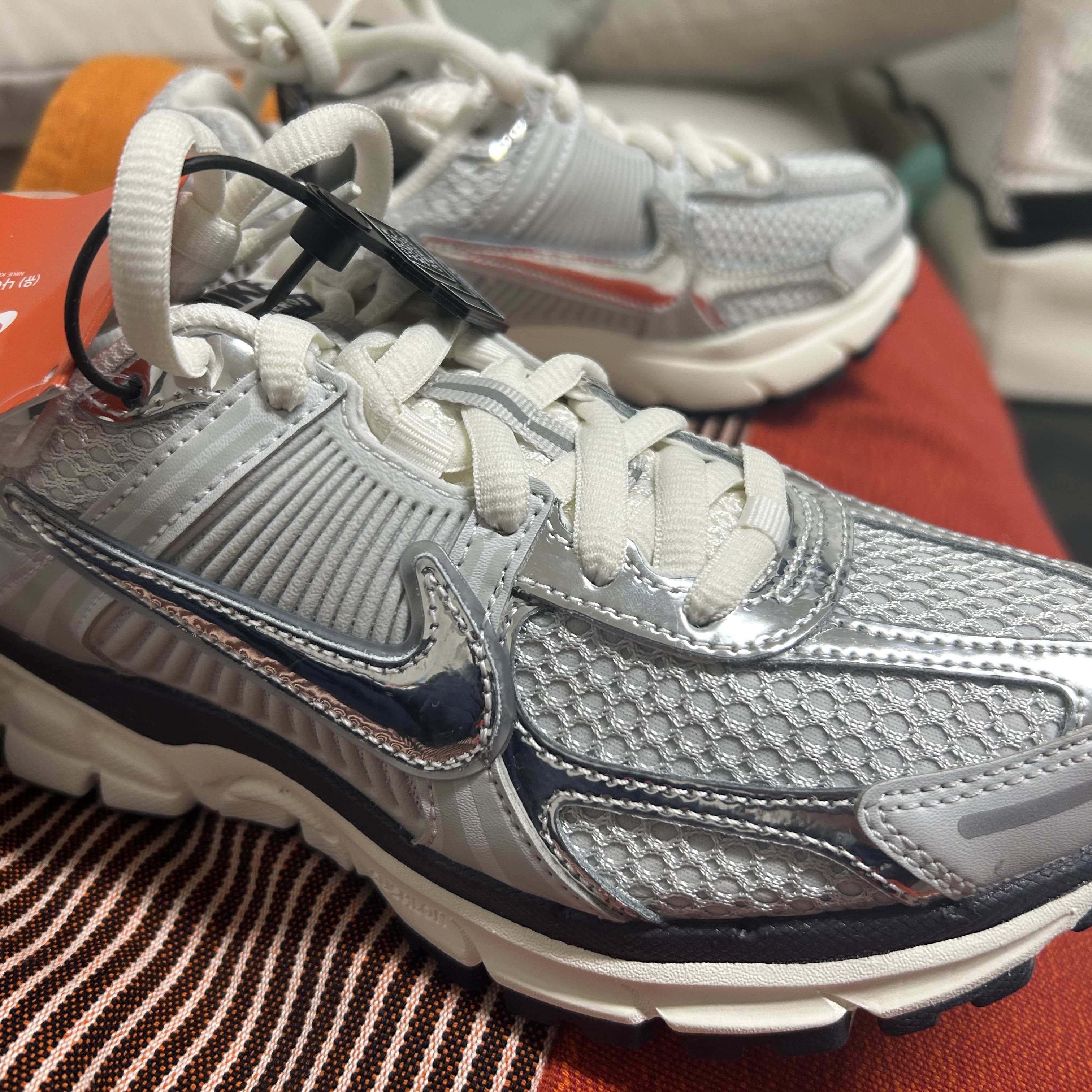 (W) Nike Zoom Vomero 5 Photon Dust and Metallic Silver 착용 스타일 - 2