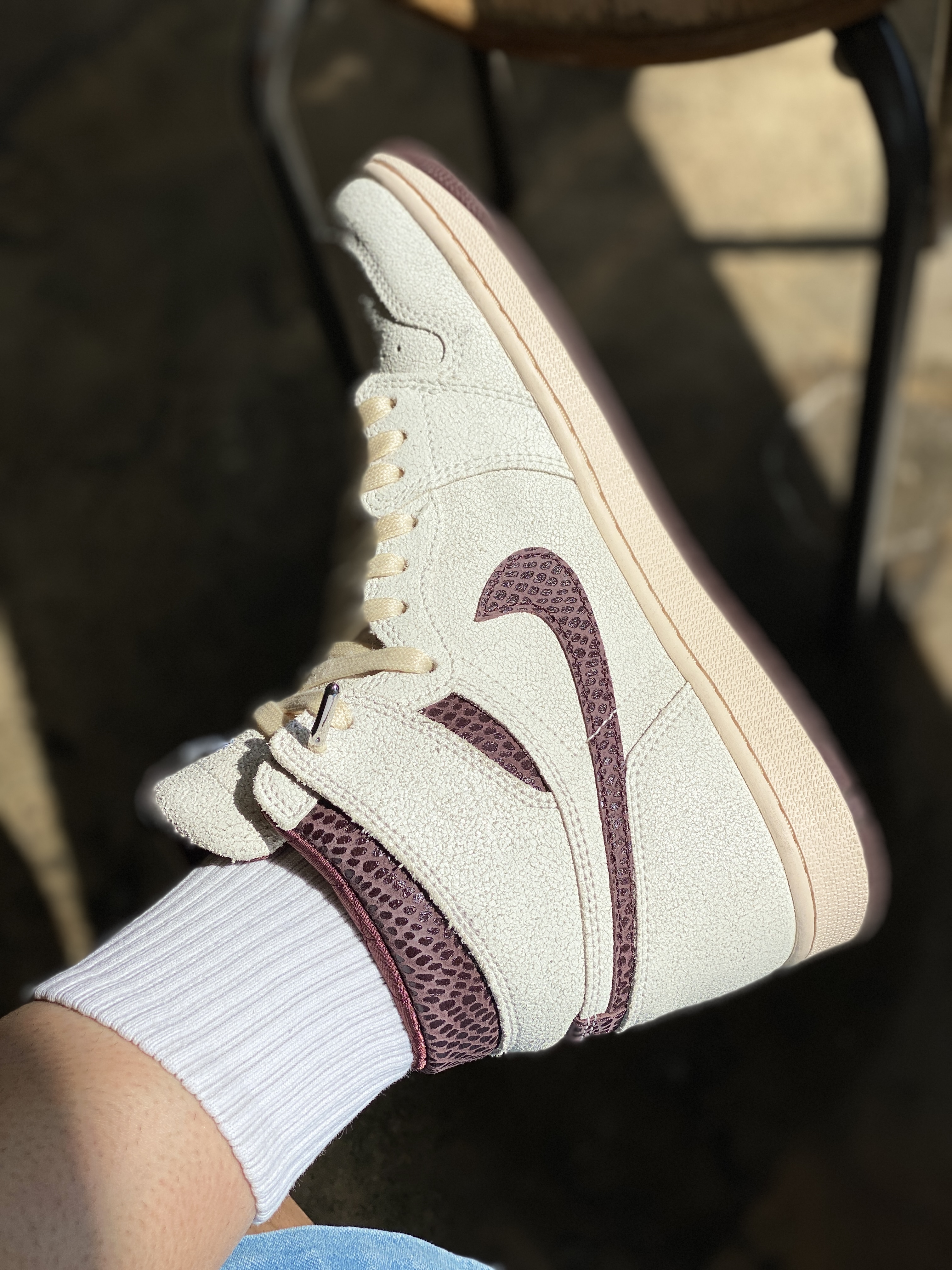 Jordan 1 x A Ma Maniere Retro High OG SP Sail and Burgundy 착용 스타일 - 5