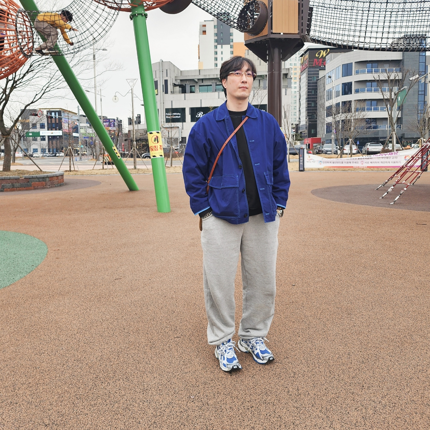 Balenciaga Runner Sneakers Blue White, Uniqlo x Marni Oversized Utility Jacket Blue 착용 스타일