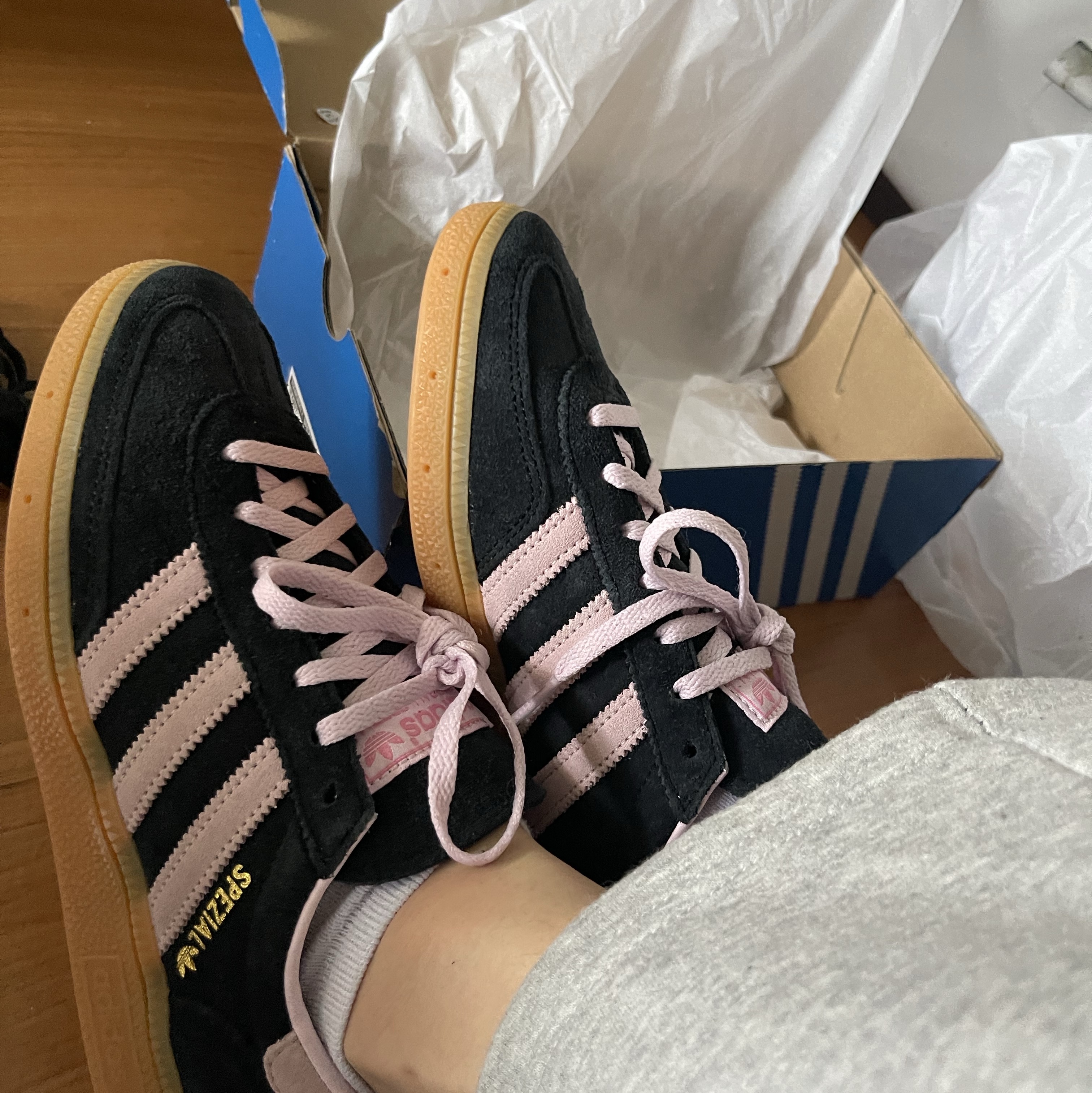 (W) Adidas Spezial Handball Core Black Clear Pink 착용 스타일 - 2