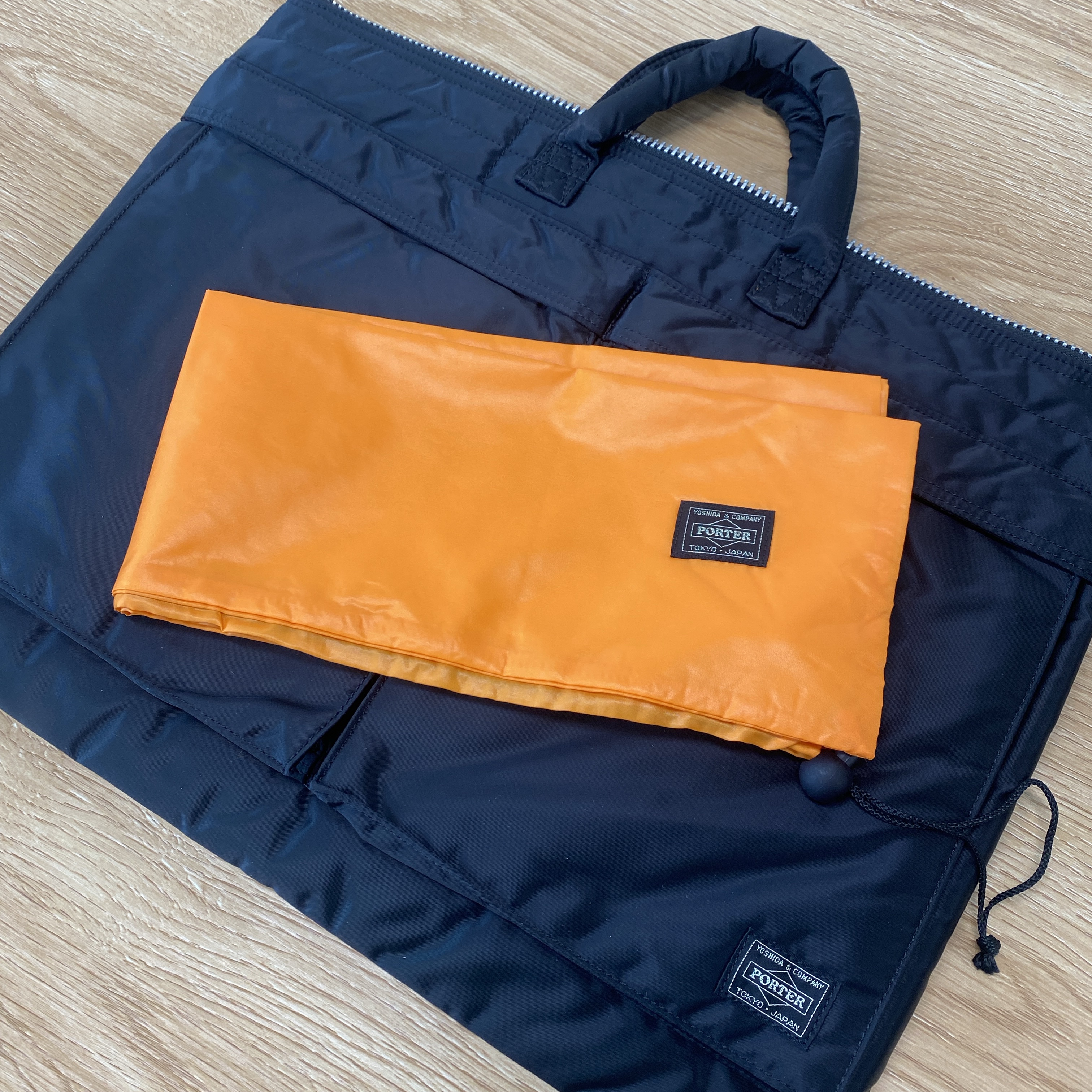 Porter Tanker Short Helmet Bag L Black 착용 스타일