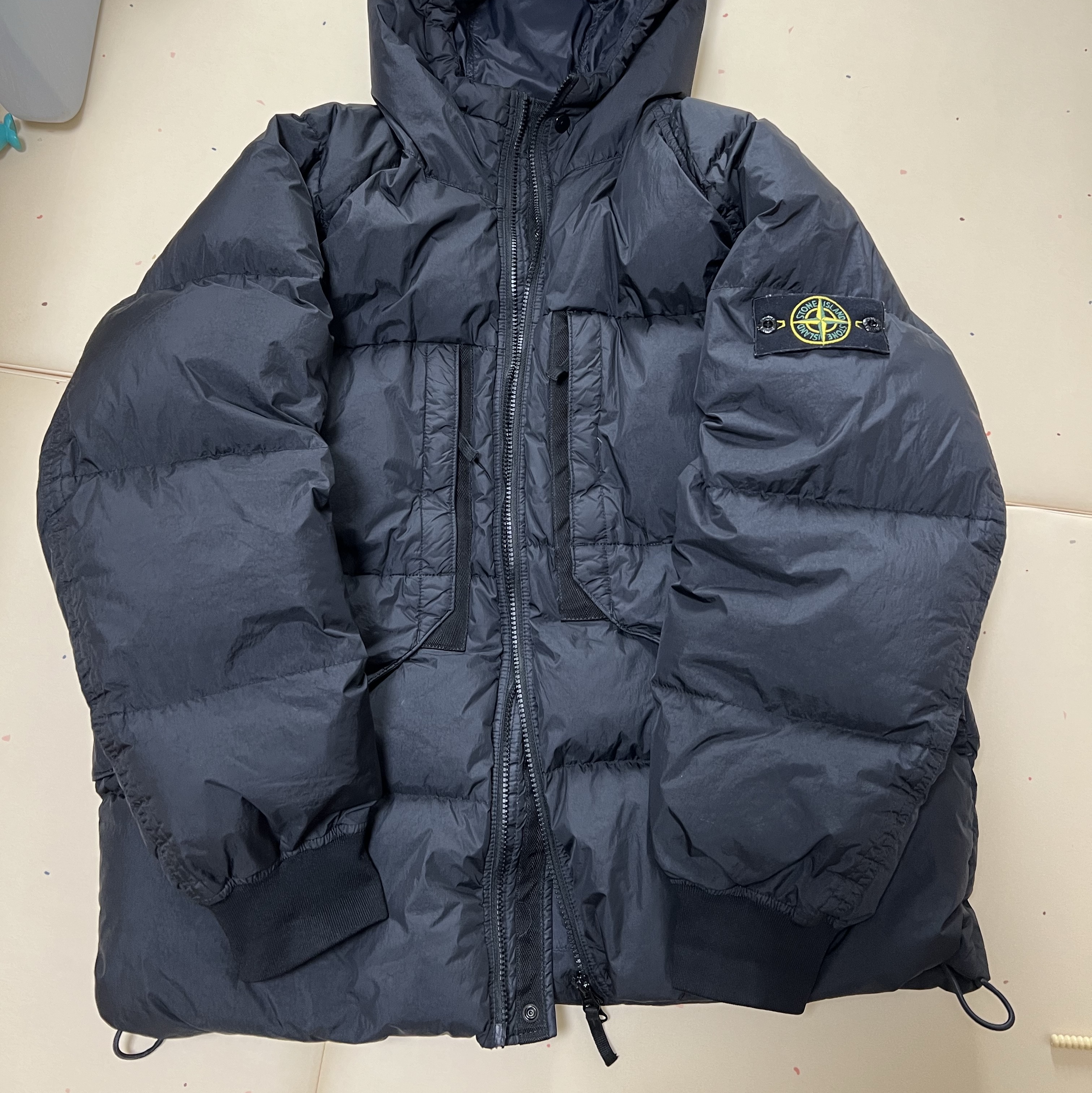 Stone Island 40723 Garment Dyed Crinkle Reps Recycled Nylon Hooded Down Jacket Black - 23FW, Nike x Stussy NRG Fleece Pants Dark Grey Heather (DO9340-063) 착용 스타일 - 2