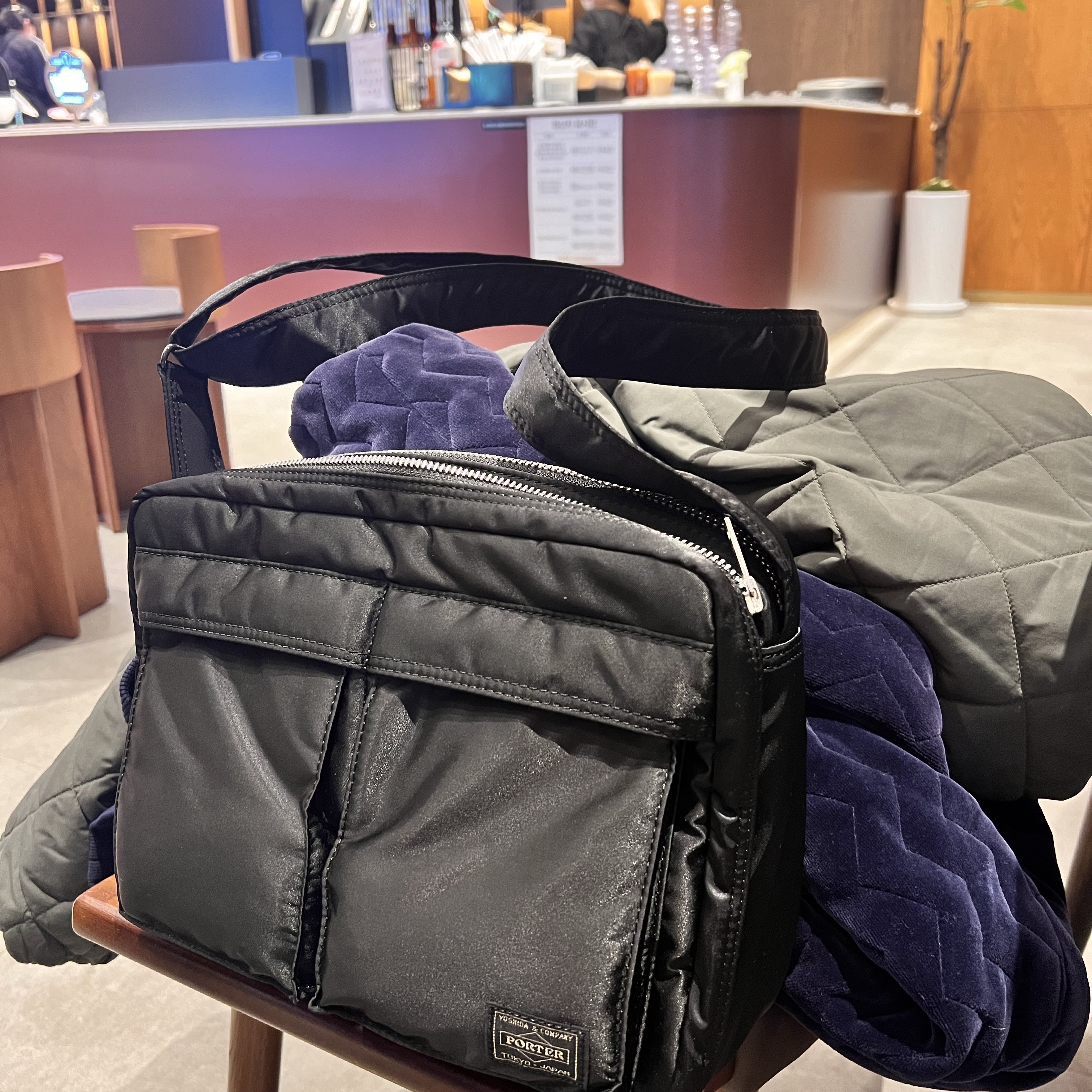 Porter Tanker Shoulder Bag L Black 착용 스타일
