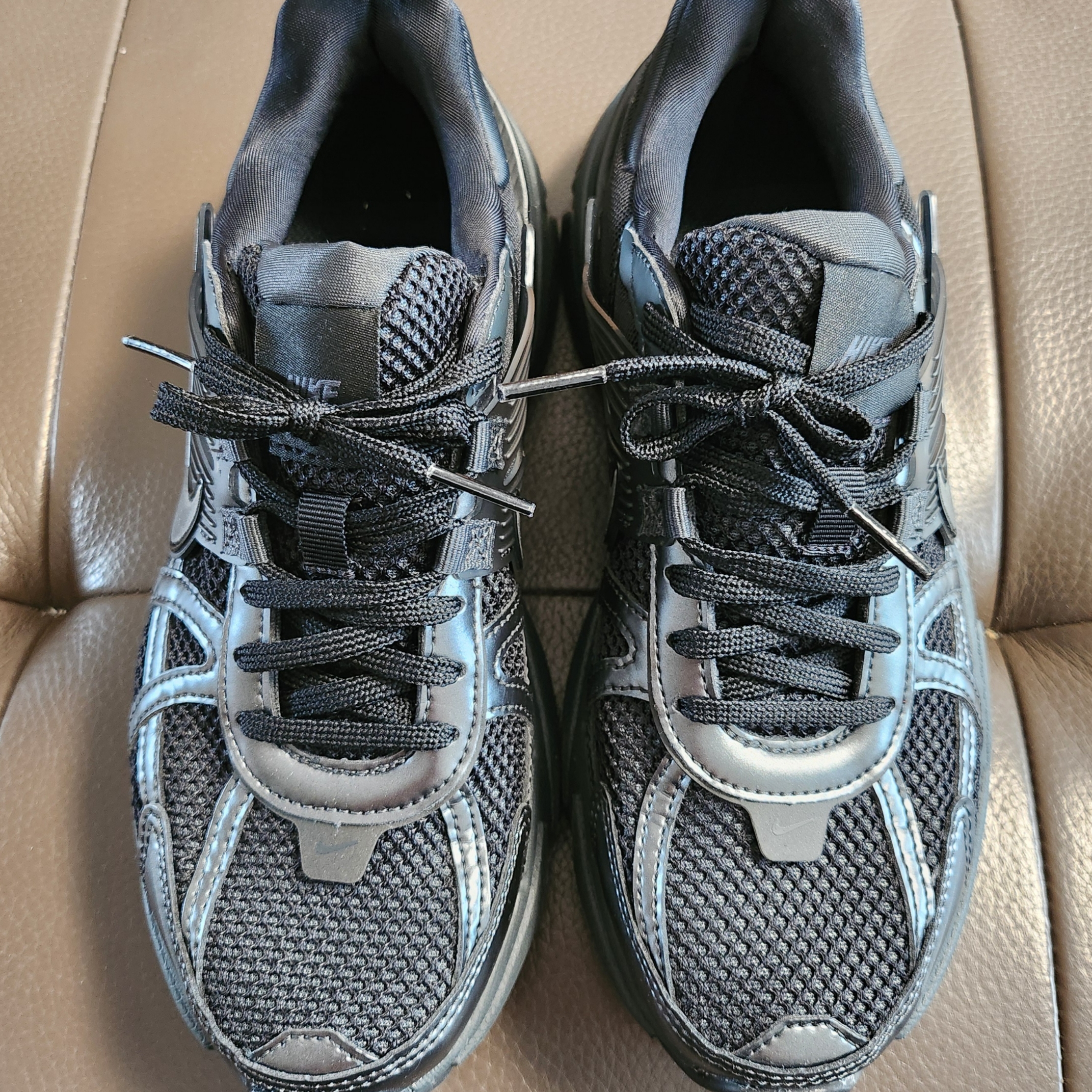 Nike V2K Run Black Anthracite 착용 스타일 - 2