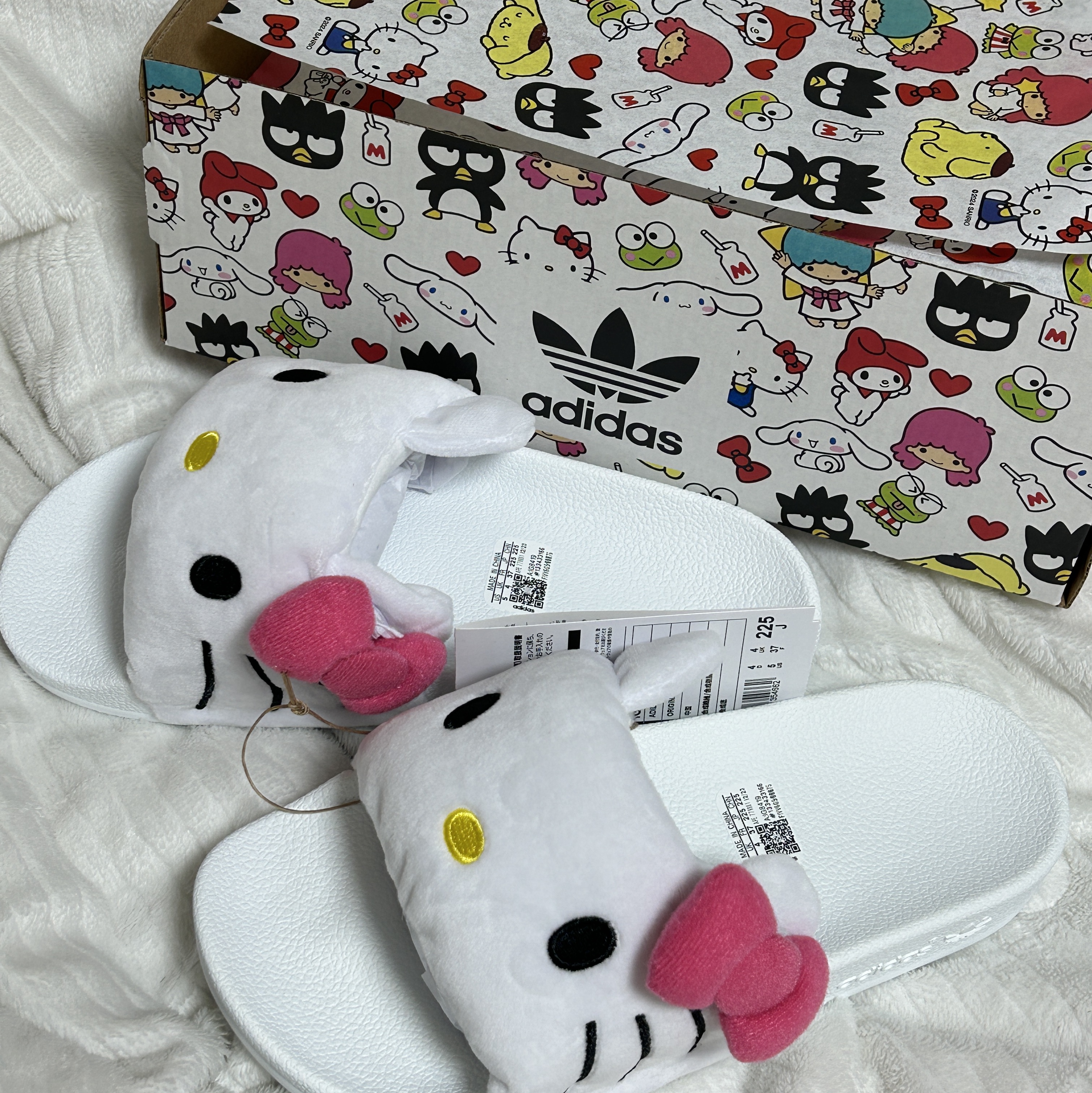 Adidas x Hello Kitty Adilette Slides White 착용 스타일