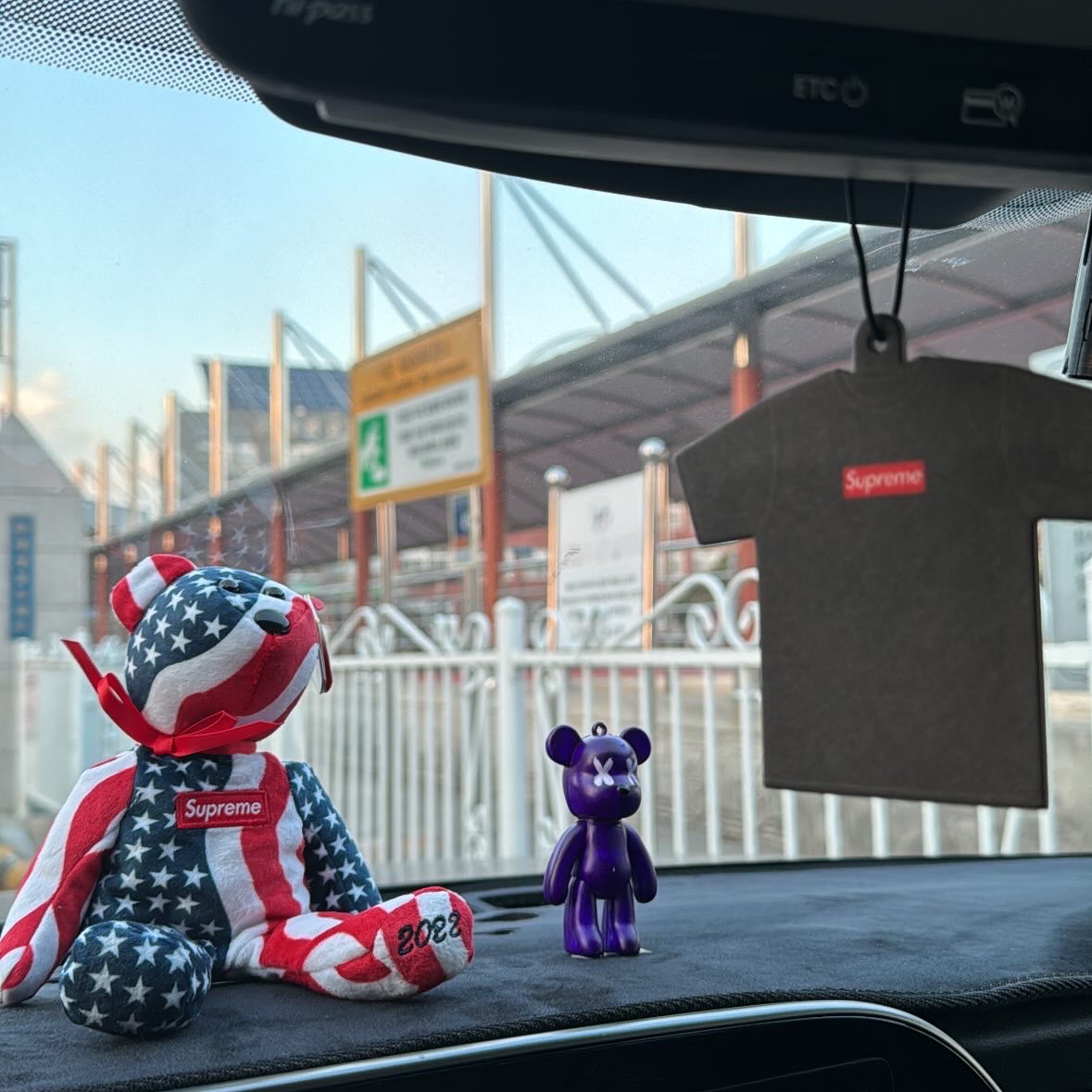 Supreme Ty Beanie Baby Flag - 22FW, Supreme Kuumba T-Shirt Air Freshener Black - 22FW 착용 스타일