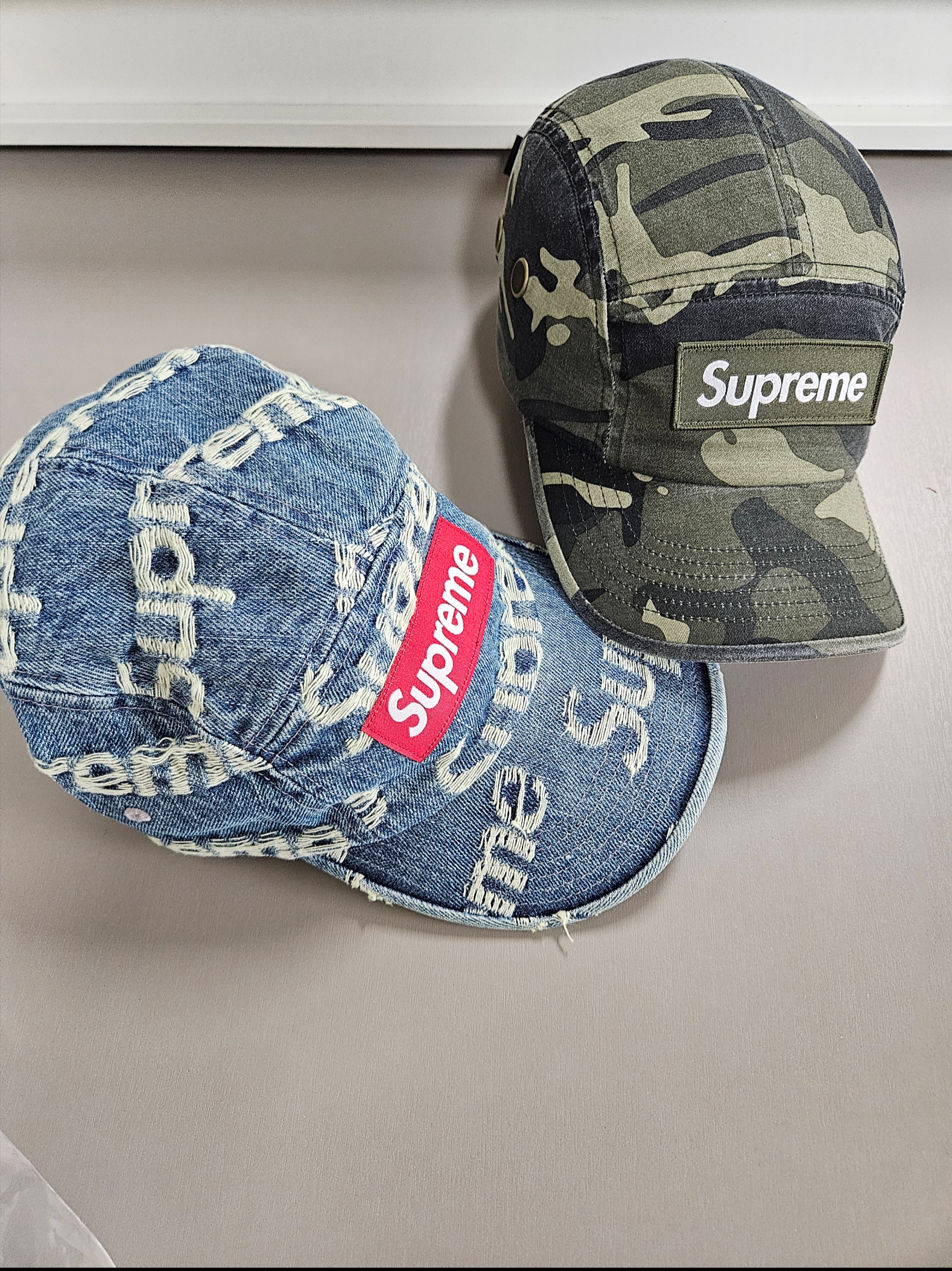 Supreme Frayed Logos Denim Camp Cap Blue - 21SS, Supreme Military Camp Cap Olive Camo - 23SS 착용 스타일 - 6