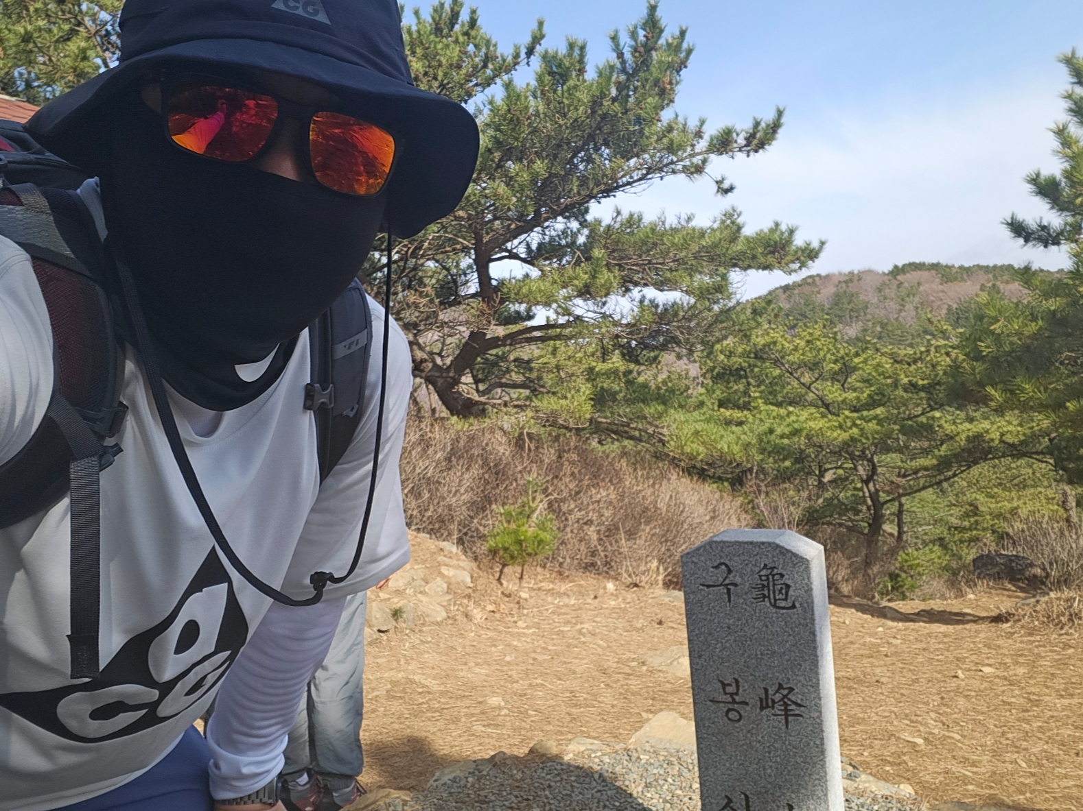 Oakley Holbrook XL Matte Black Frame Prizm Ruby Lenses High Bridge Fit, Nike NRG ACG Storm-Fit Bucket Hat Black 착용 스타일 - 2