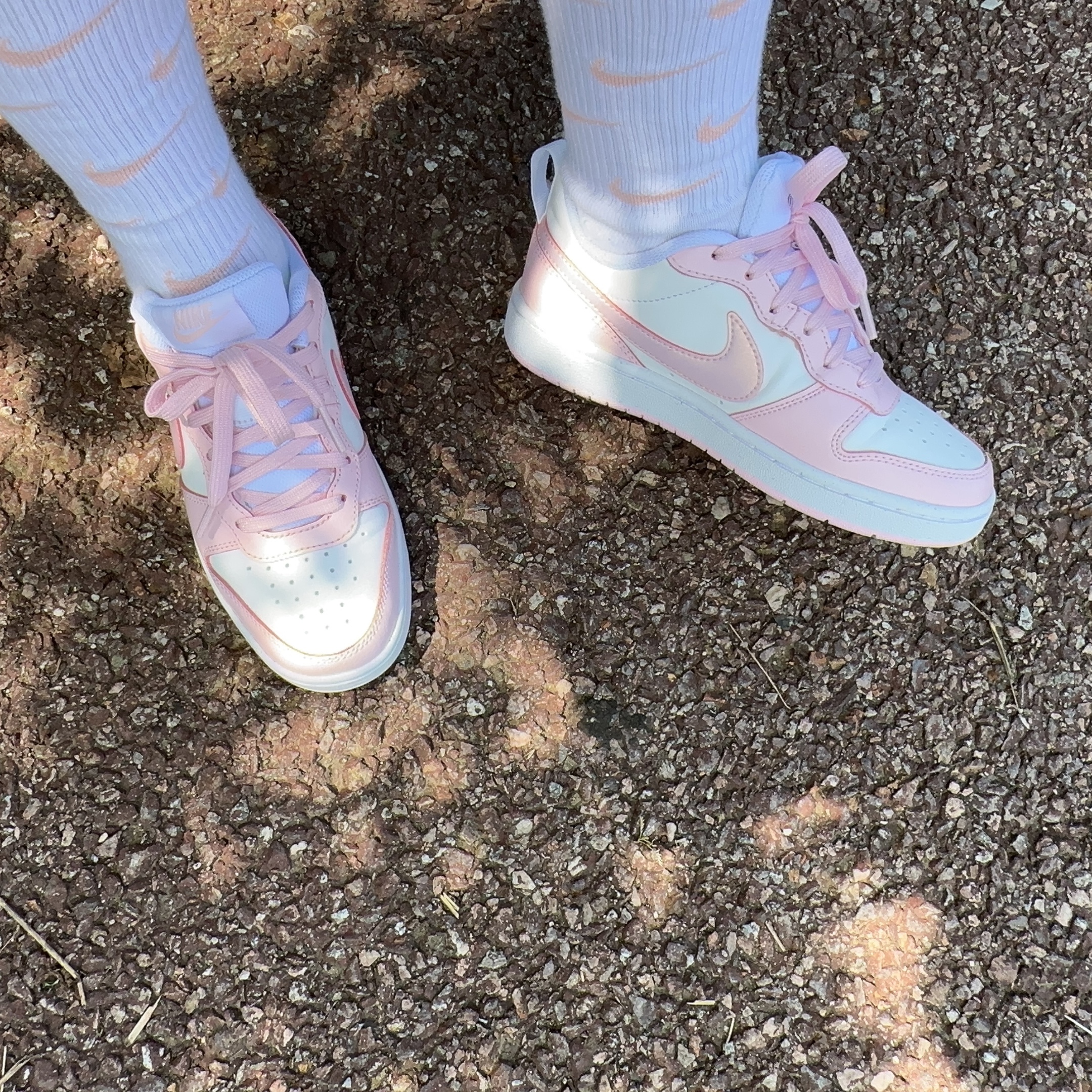 (GS) Nike Court Borough 2 SE White Pink Foam, (Kids) Nike Everyday Plus Socks Pink White (6 Pack/Korean Ver.) 착용 스타일 - 1