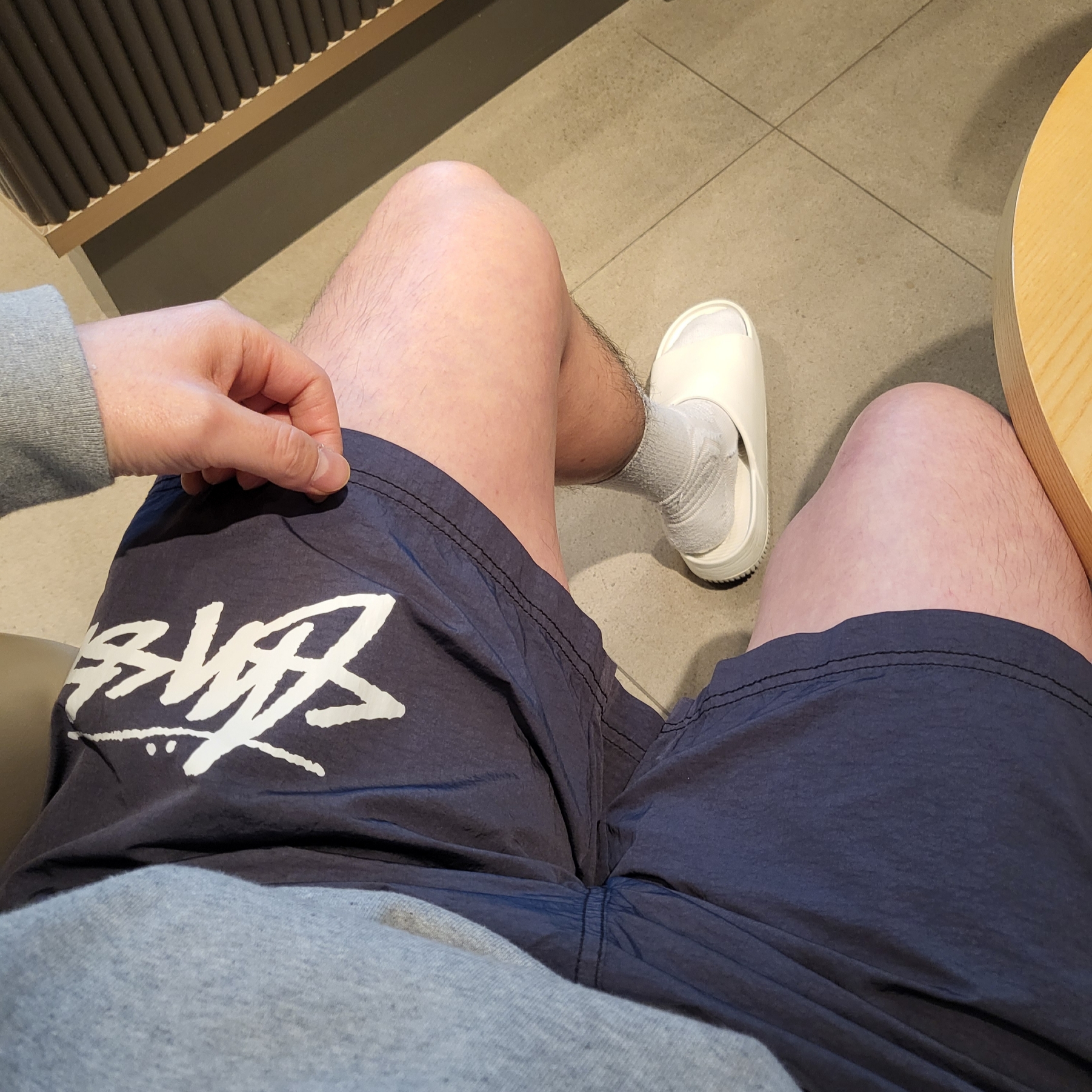 Nike x Stussy NRG Fleece Crewneck Dark Grey Heather (DO9337-063), Nike x Stussy Water Shorts Off Noir 착용 스타일