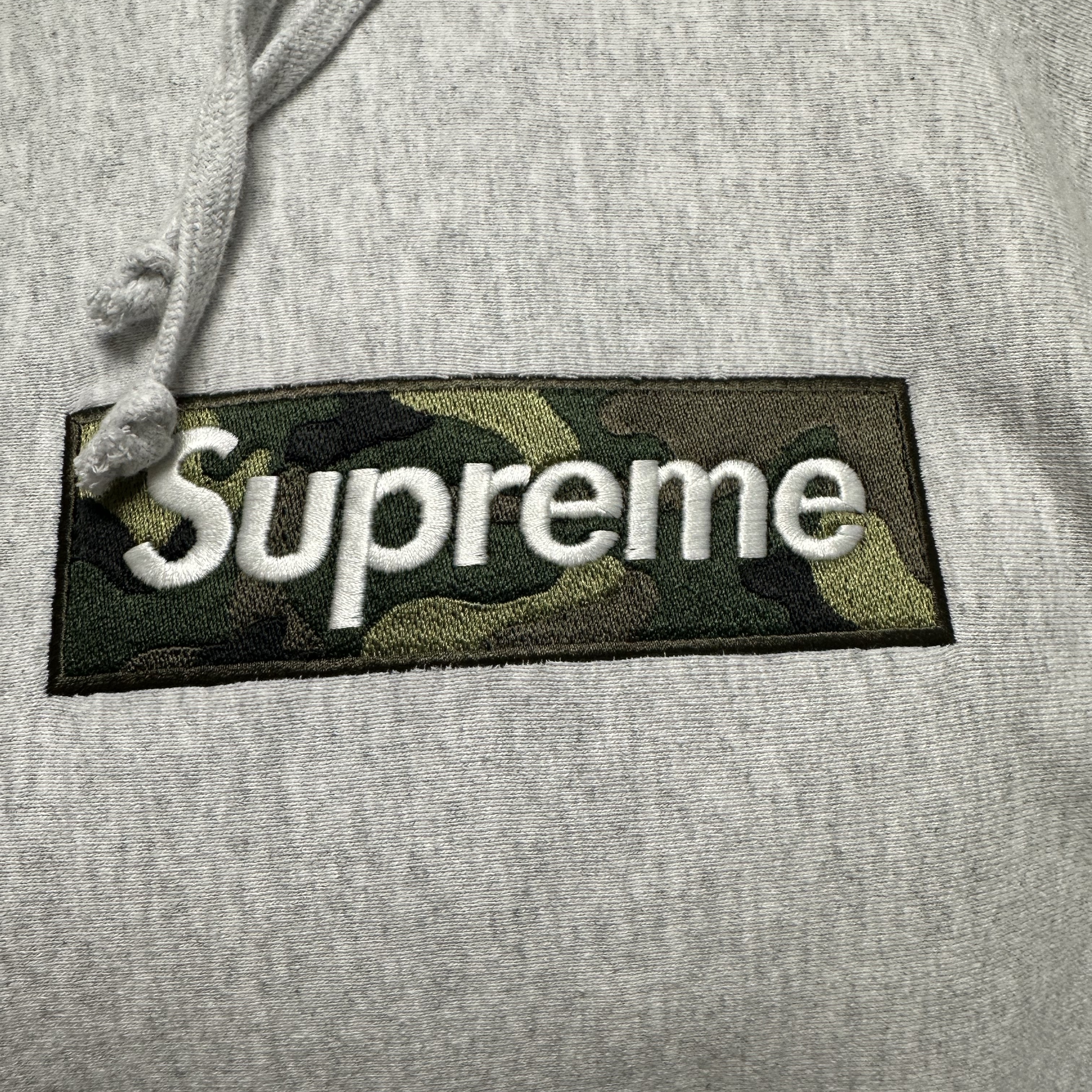 Supreme Box Logo Hooded Sweatshirt Ash Grey - 23FW, (W) Nike Zoom Vomero 5 Photon Dust and Metallic Silver 착용 스타일 - 3