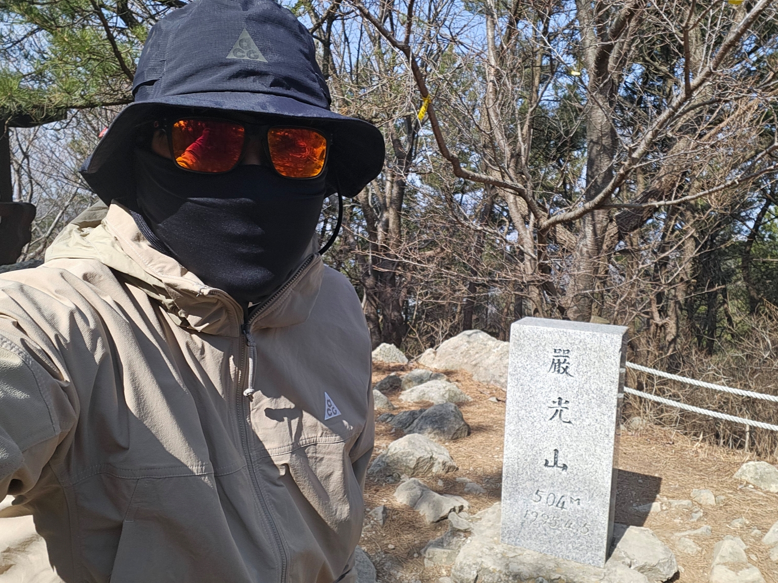 Oakley Holbrook XL Matte Black Frame Prizm Ruby Lenses High Bridge Fit, Nike NRG ACG Storm-Fit Bucket Hat Black 착용 스타일 - 1