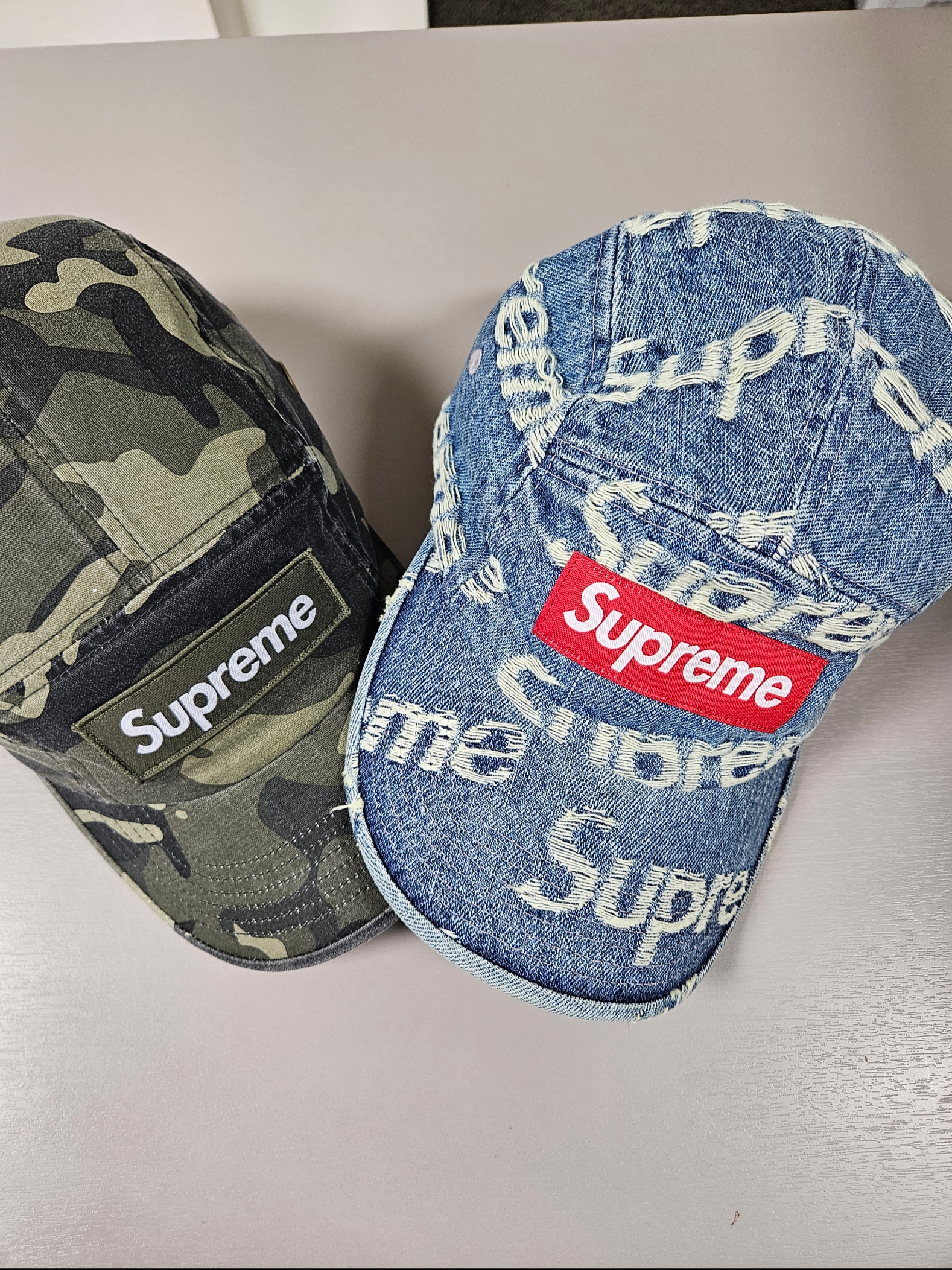 Supreme Frayed Logos Denim Camp Cap Blue - 21SS, Supreme Military Camp Cap Olive Camo - 23SS 착용 스타일 - 1