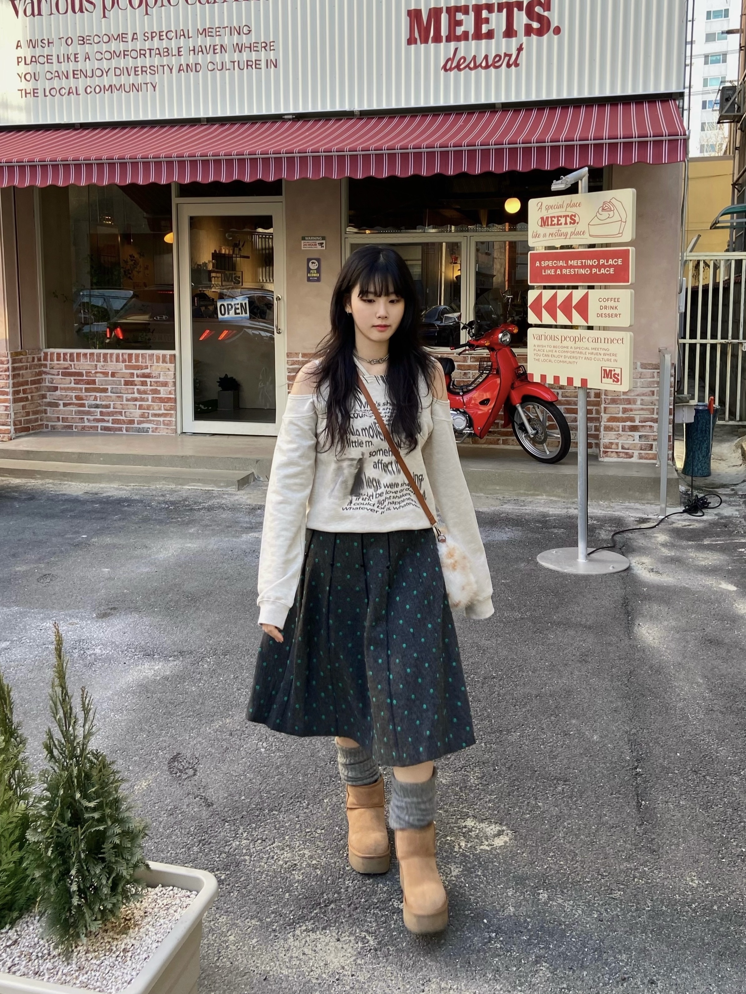 (W) UGG Classic Mini Platform Boots Chestnut 착용 스타일 - 1