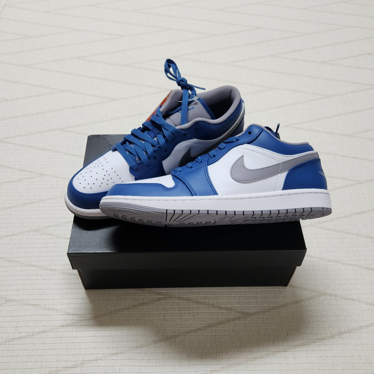 Jordan 1 Low True Blue Cement Grey 착용 스타일 - 2