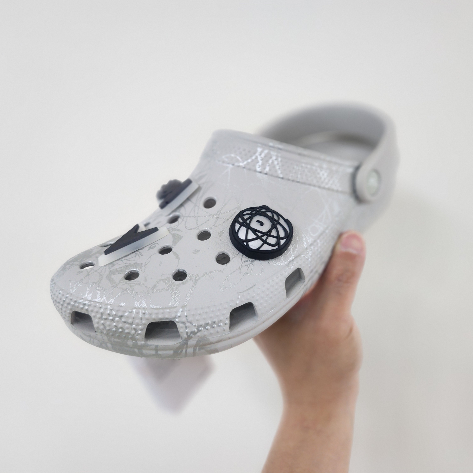 Crocs x Futura Laboratories Classic Clog Pearl White 착용 스타일 - 1