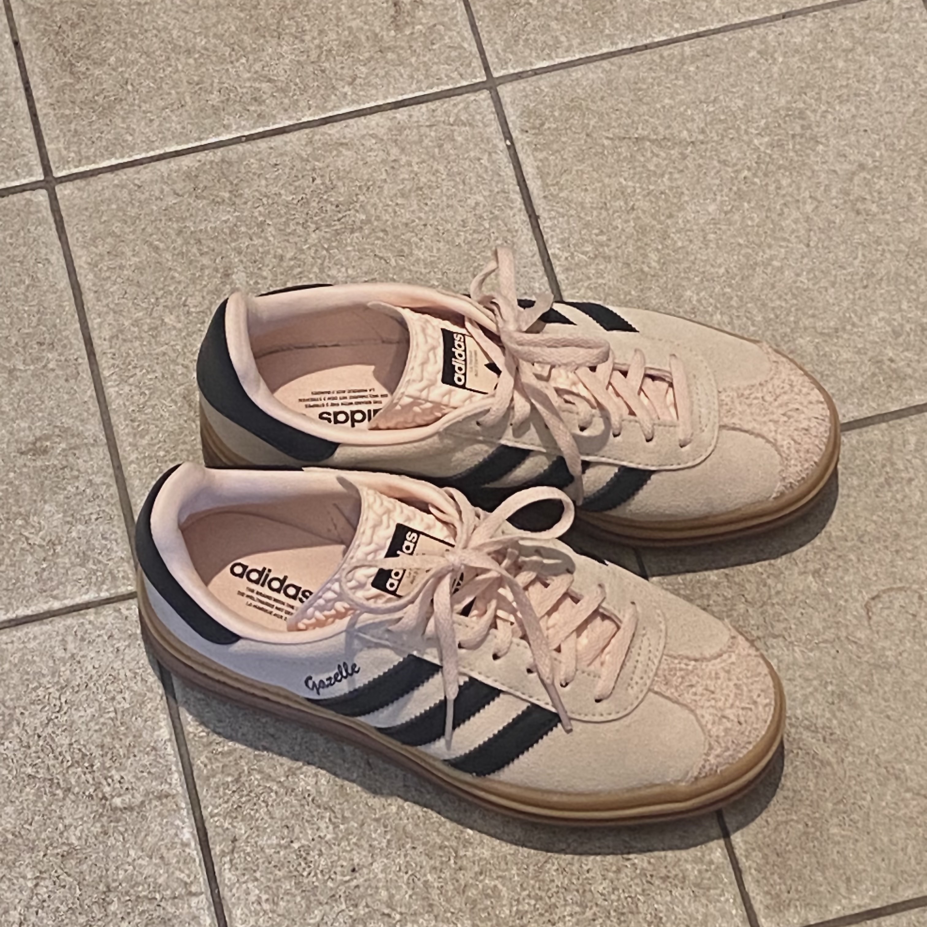 (W) Adidas Gazelle Bold Wonder Quartz Core Black, (W) Crocs Classic Platform Clog Quartz 착용 스타일 - 1