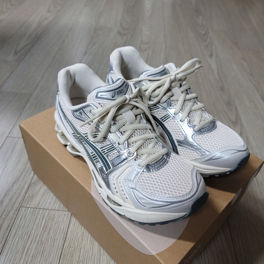 Asics Gel-Kayano 14 Birch Dark Pewter 착용 스타일