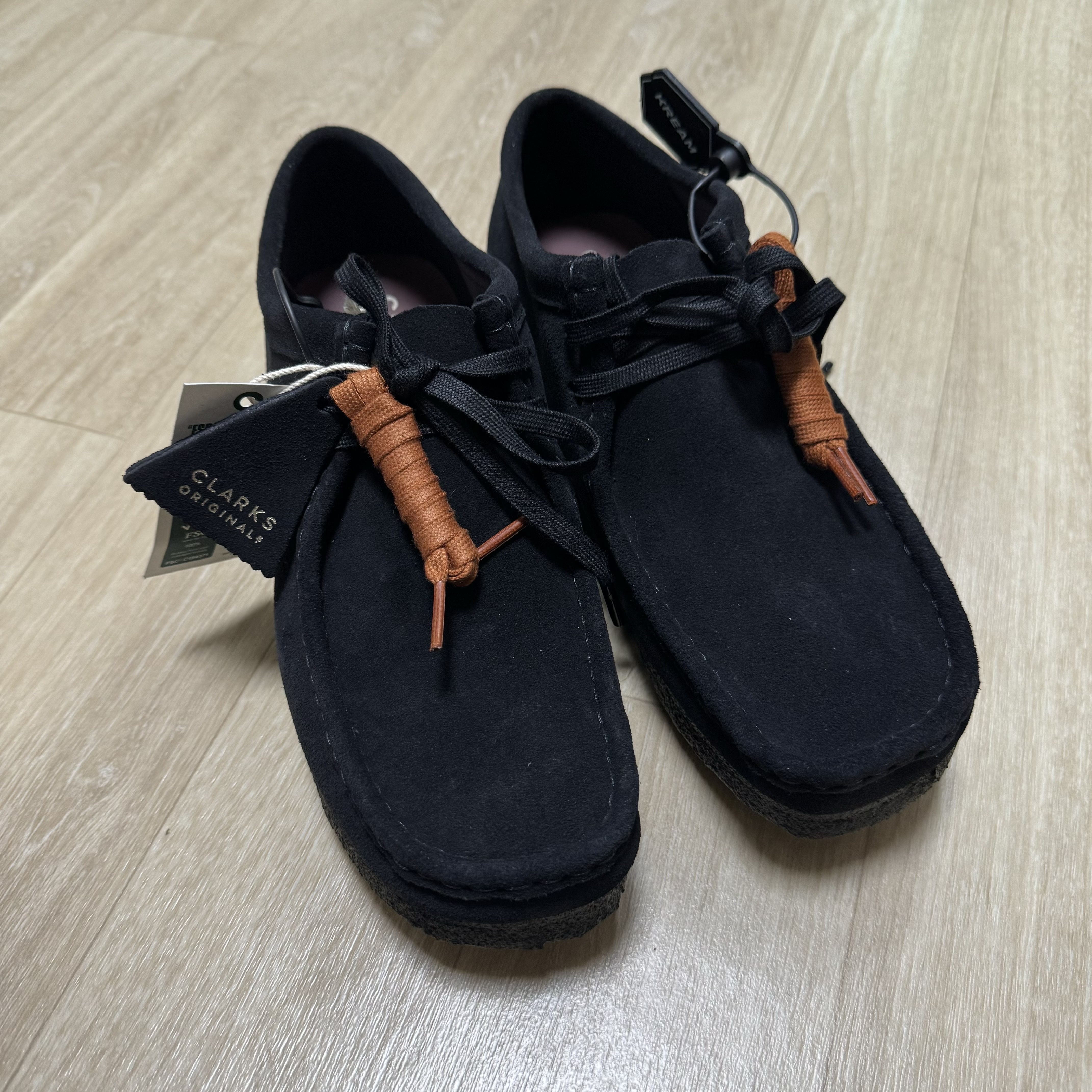 Clarks Wallabee Black Suede 착용 스타일