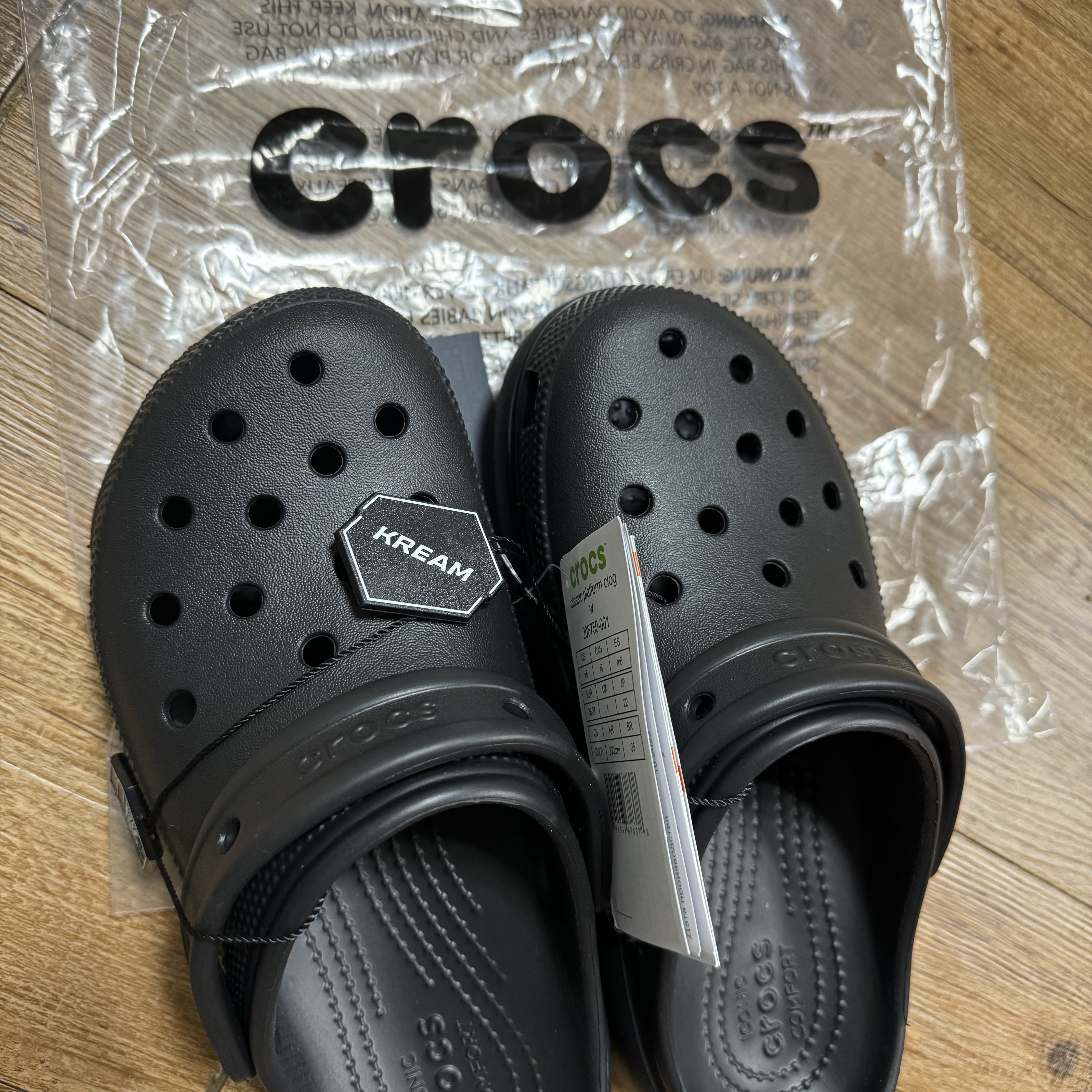(W) Crocs Classic Platform Clog Black 착용 스타일