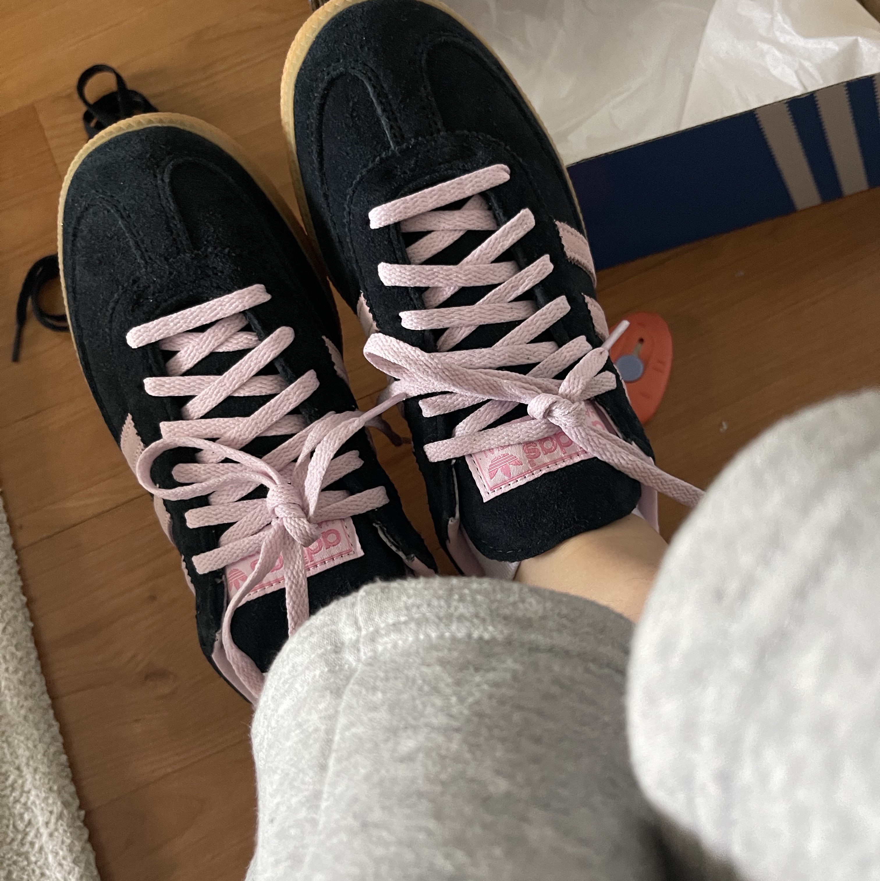 (W) Adidas Spezial Handball Core Black Clear Pink 착용 스타일 - 1