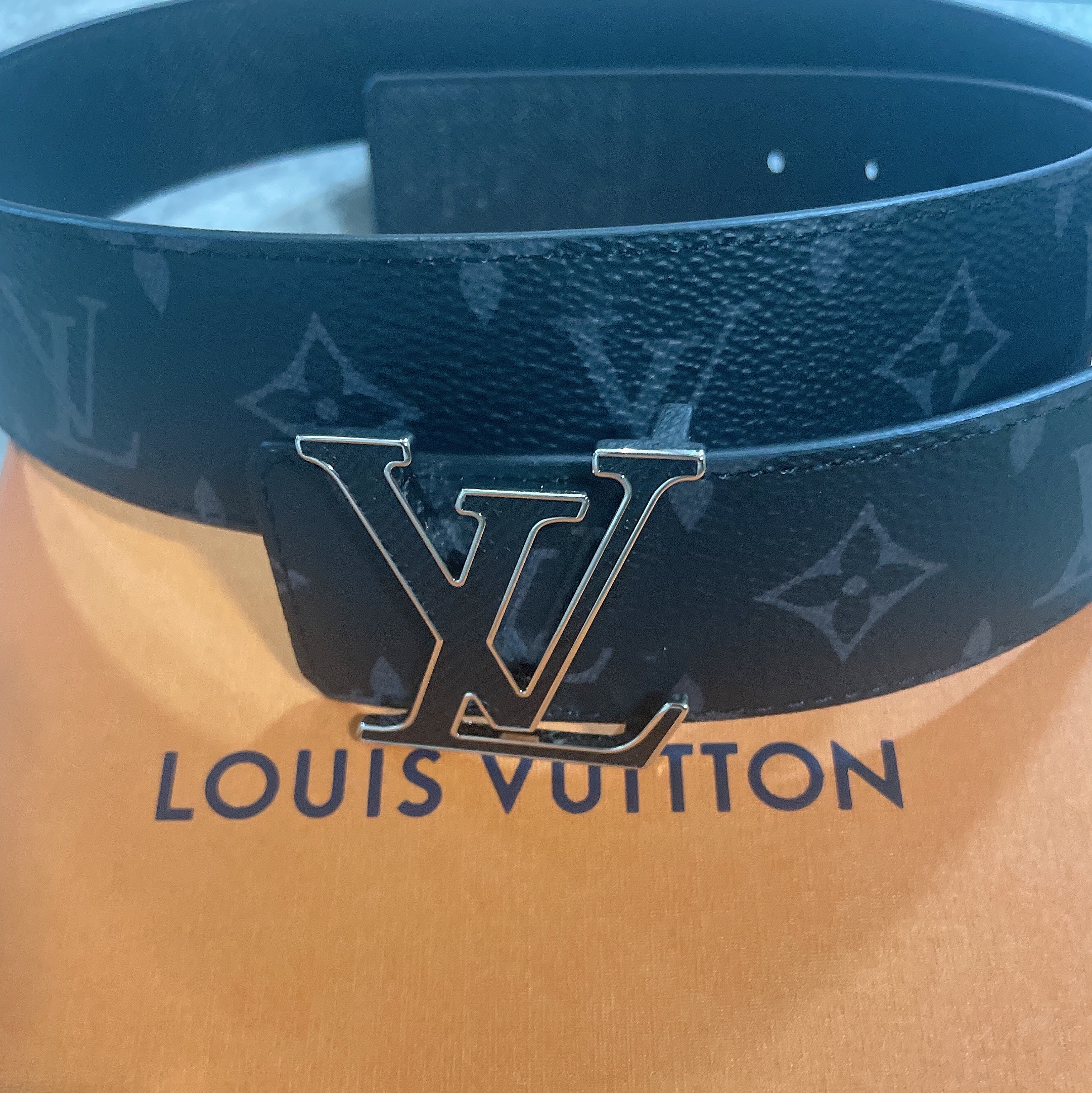 Louis Vuitton LV Initials 40mm Reversible Belt Black 착용 스타일