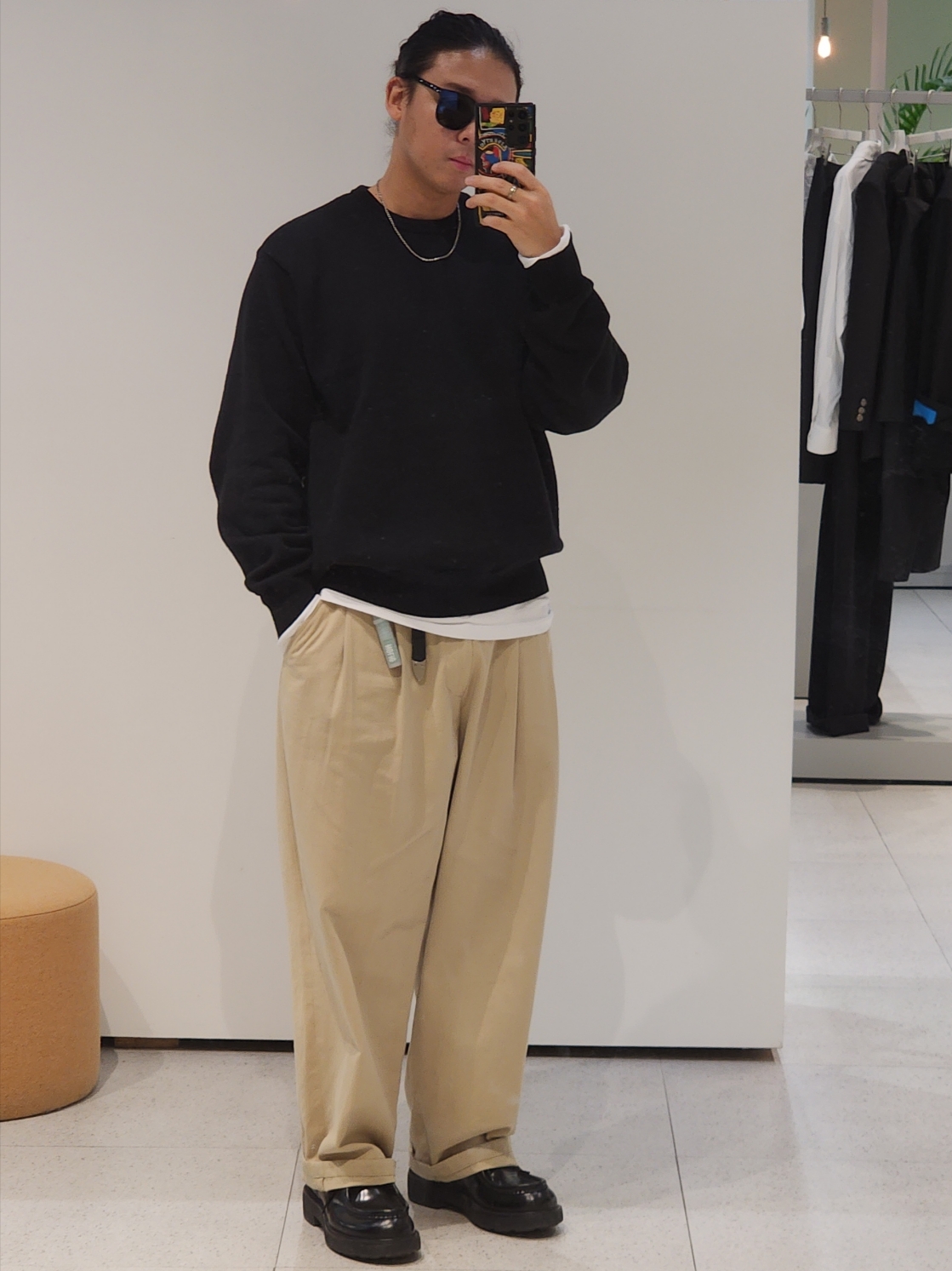 Stussy Laguna Icon Sweater Black, Prada Opaque Brushed Leather Lace-Up Shoes Black 착용 스타일 - 1