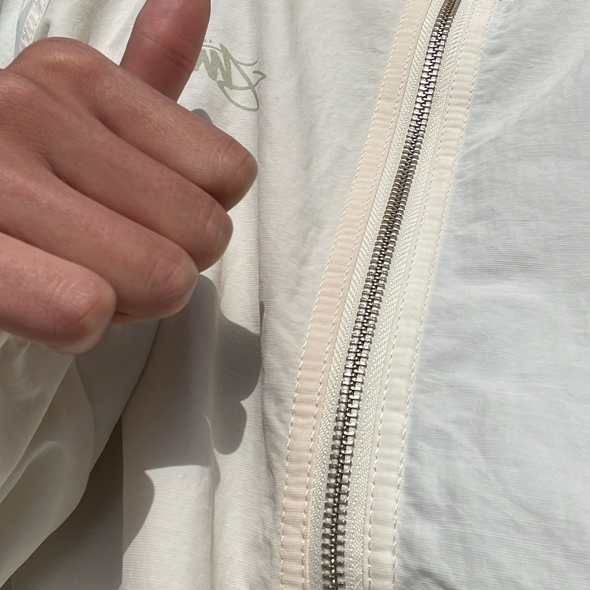 Stussy Wave Dye Beach Shell Jacket Bone 착용 스타일 - 2