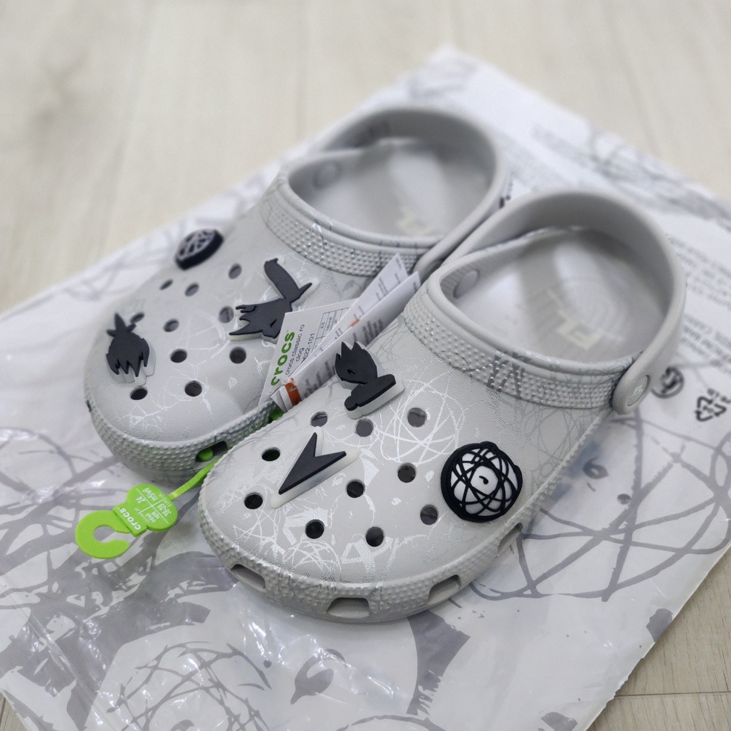 Crocs x Futura Laboratories Classic Clog Pearl White 착용 스타일 - 2
