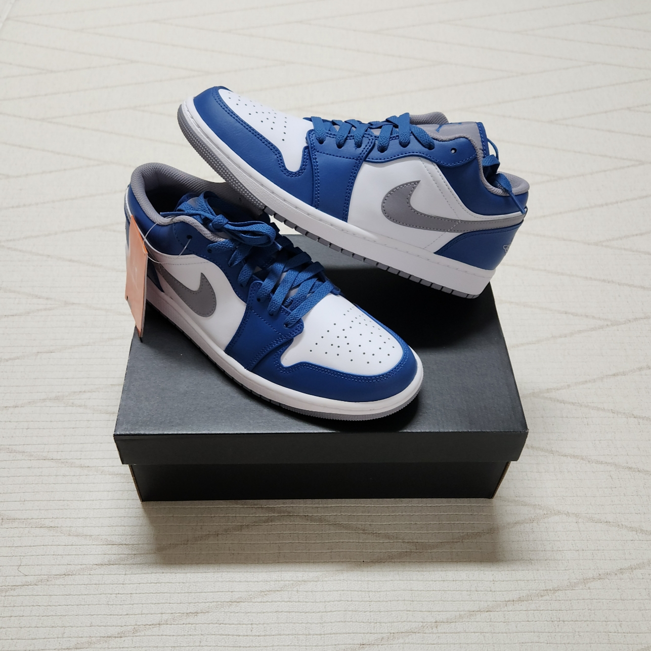 Jordan 1 Low True Blue Cement Grey 착용 스타일 - 3