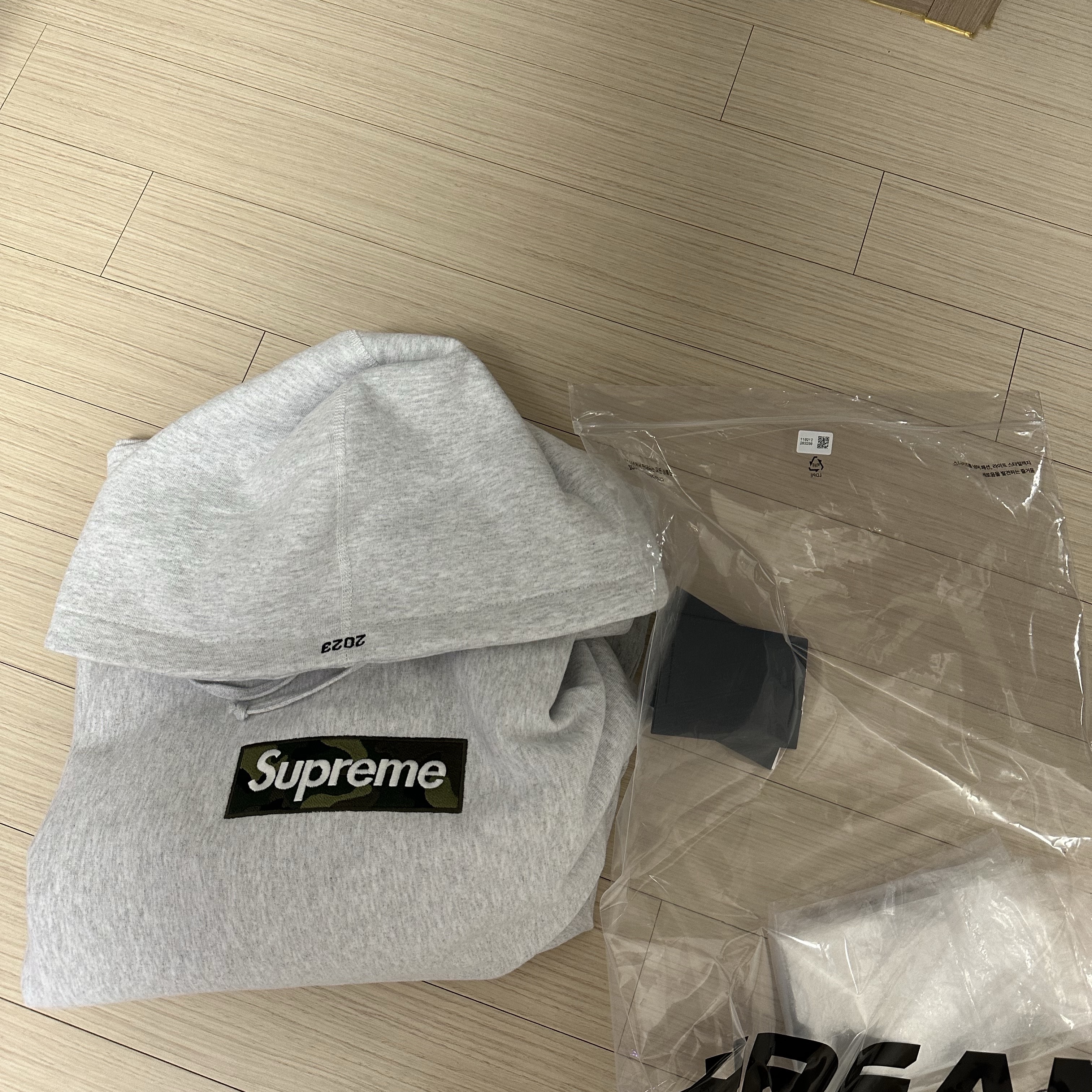 Supreme Box Logo Hooded Sweatshirt Ash Grey - 23FW, (W) Nike Zoom Vomero 5 Photon Dust and Metallic Silver 착용 스타일 - 1