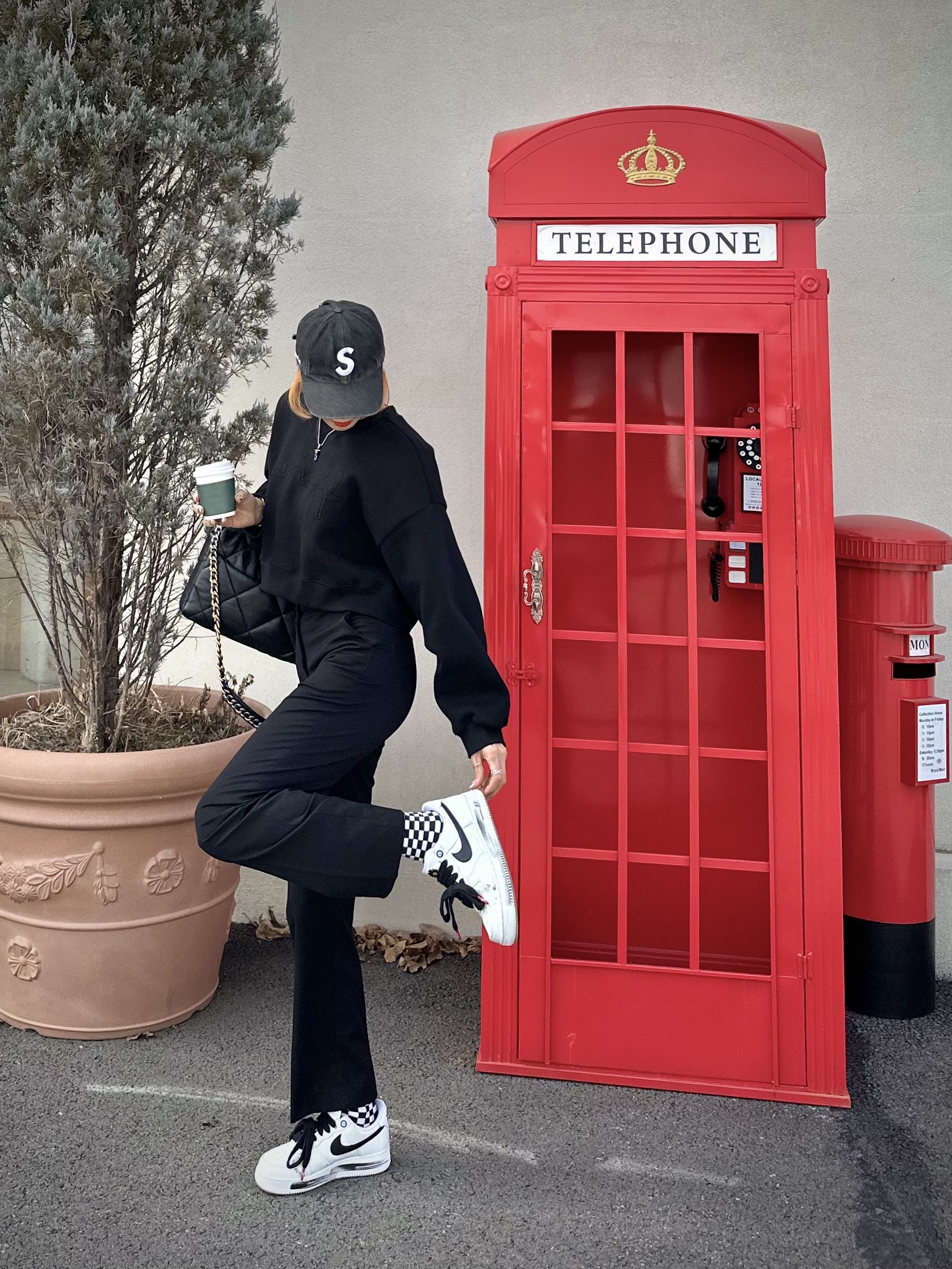 Chanel Large 19 Handbag Goatskin & Gold Black, Supreme Kevlar Denim S Logo 6-Panel Black - 22SS 착용 스타일 - 2